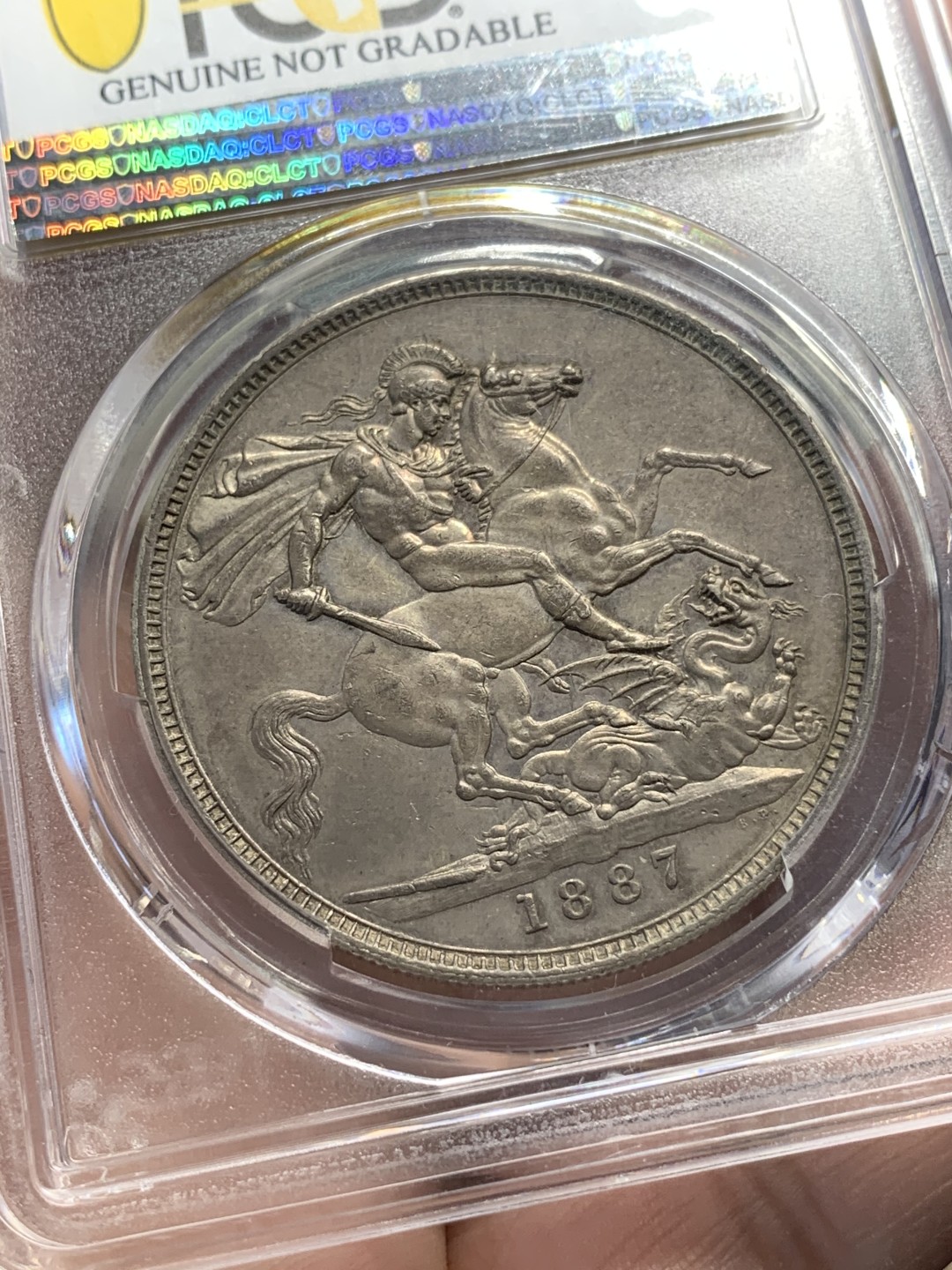 《竞宝斋》第111场-周日，周一 ，2场连拍（全场包邮） PCGS AU好品 英国1887年维多利亚高冠马剑一克朗银币背面非常好正面脸上一个小划痕 适为包浆磨损