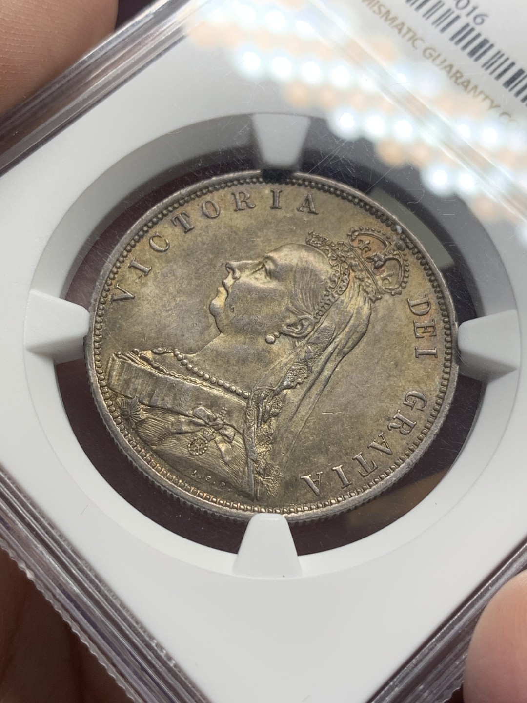 《竞宝斋》第111场-周日，周一 ，2场连拍（全场包邮） NGC-MS63 1887年 英国维多利亚高冠半克朗银币 重彩包浆 底板好 非常漂亮的一颗