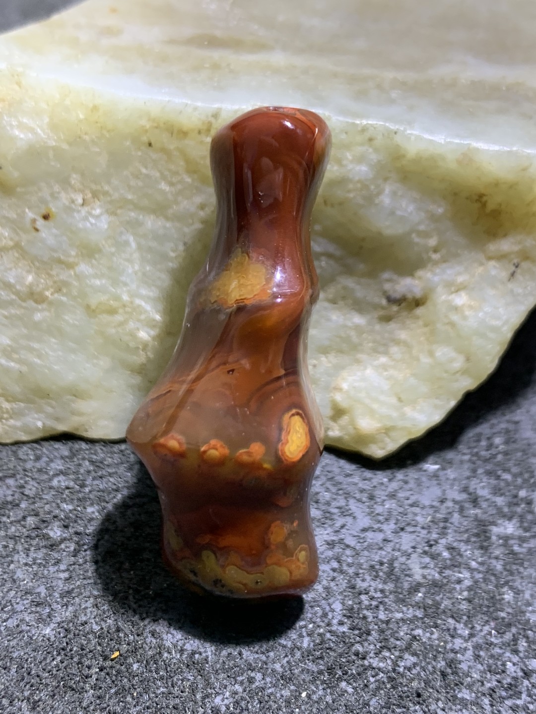 战国红玛瑙雕刻竹节通货吊坠一个，