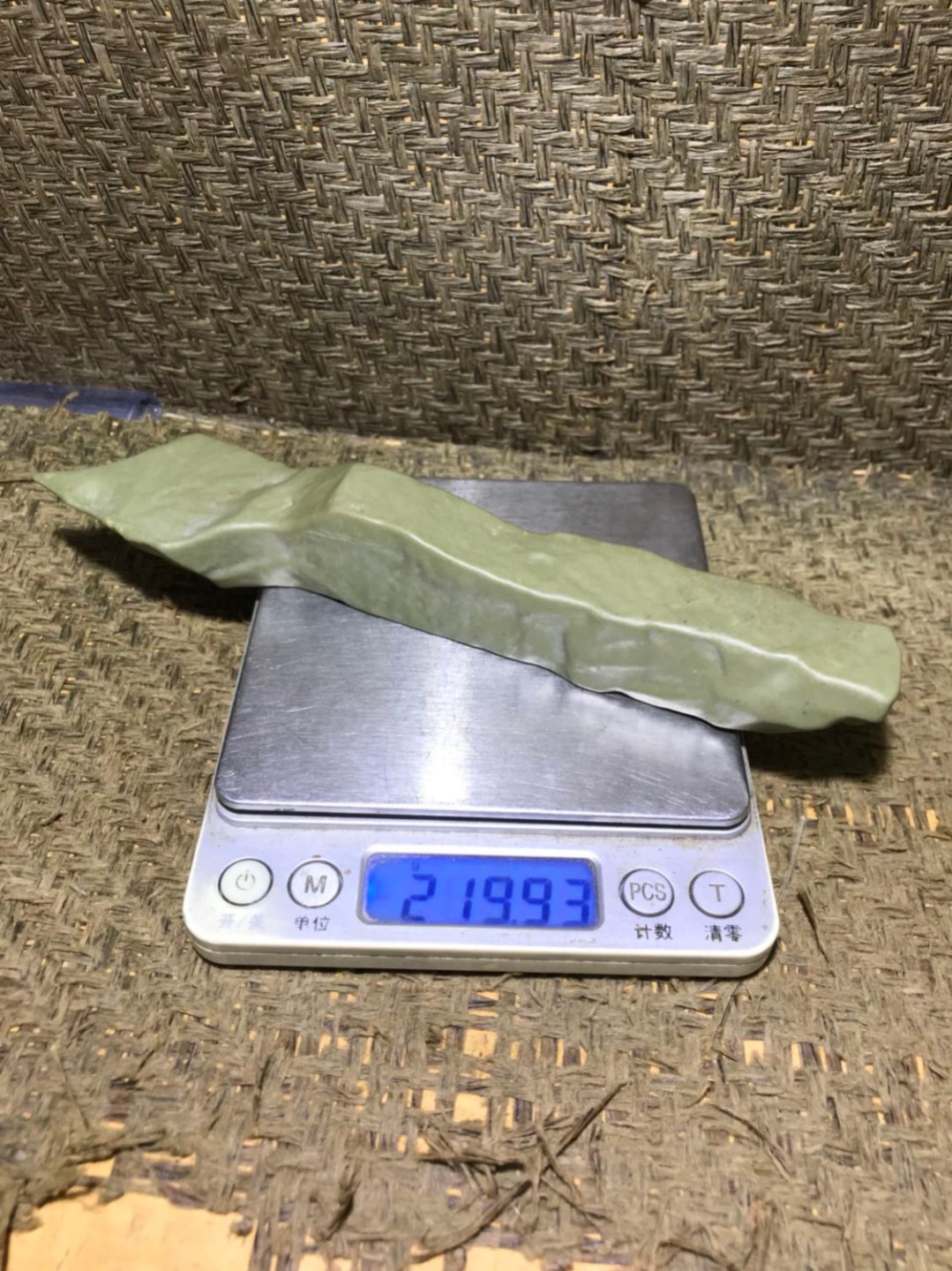 精美新疆绿泥石原石把件（镇纸，笔架，摆件） 一块