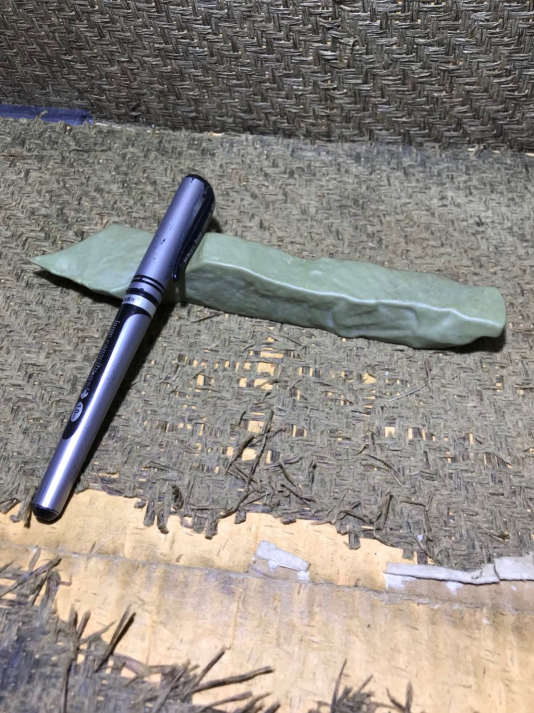 精美新疆绿泥石原石把件（镇纸，笔架，摆件） 一块