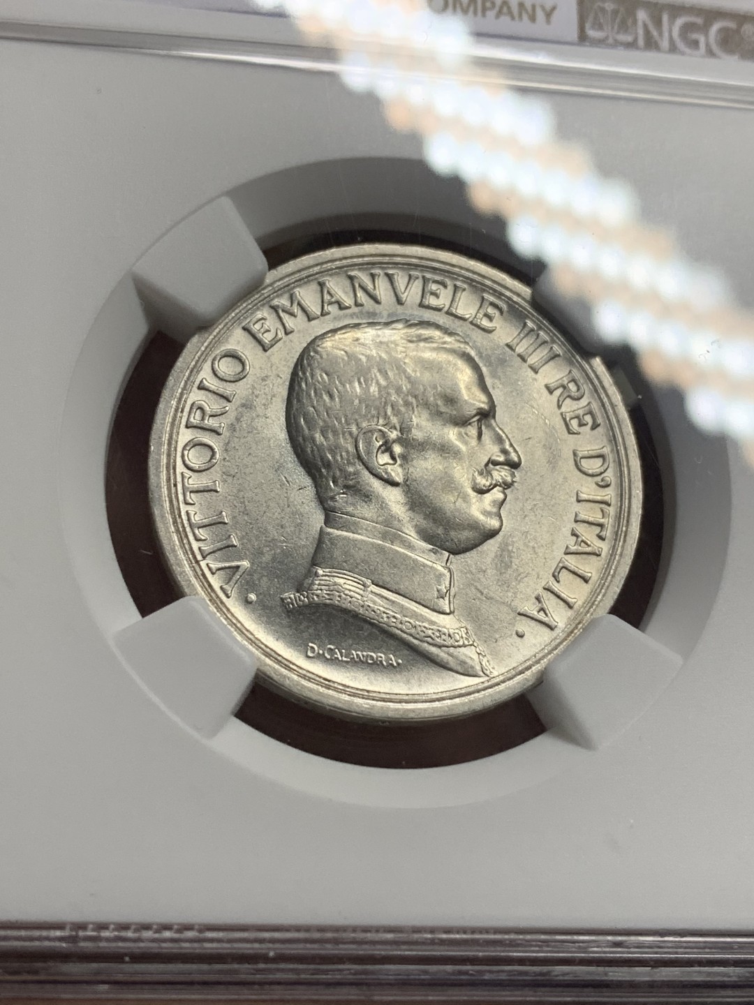 《竞宝斋》第111场-周日，周一 ，2场连拍（全场包邮） NGC-AU55 意大利1916-R年 胜利马车2里拉银币 原光好品 这个感觉低评