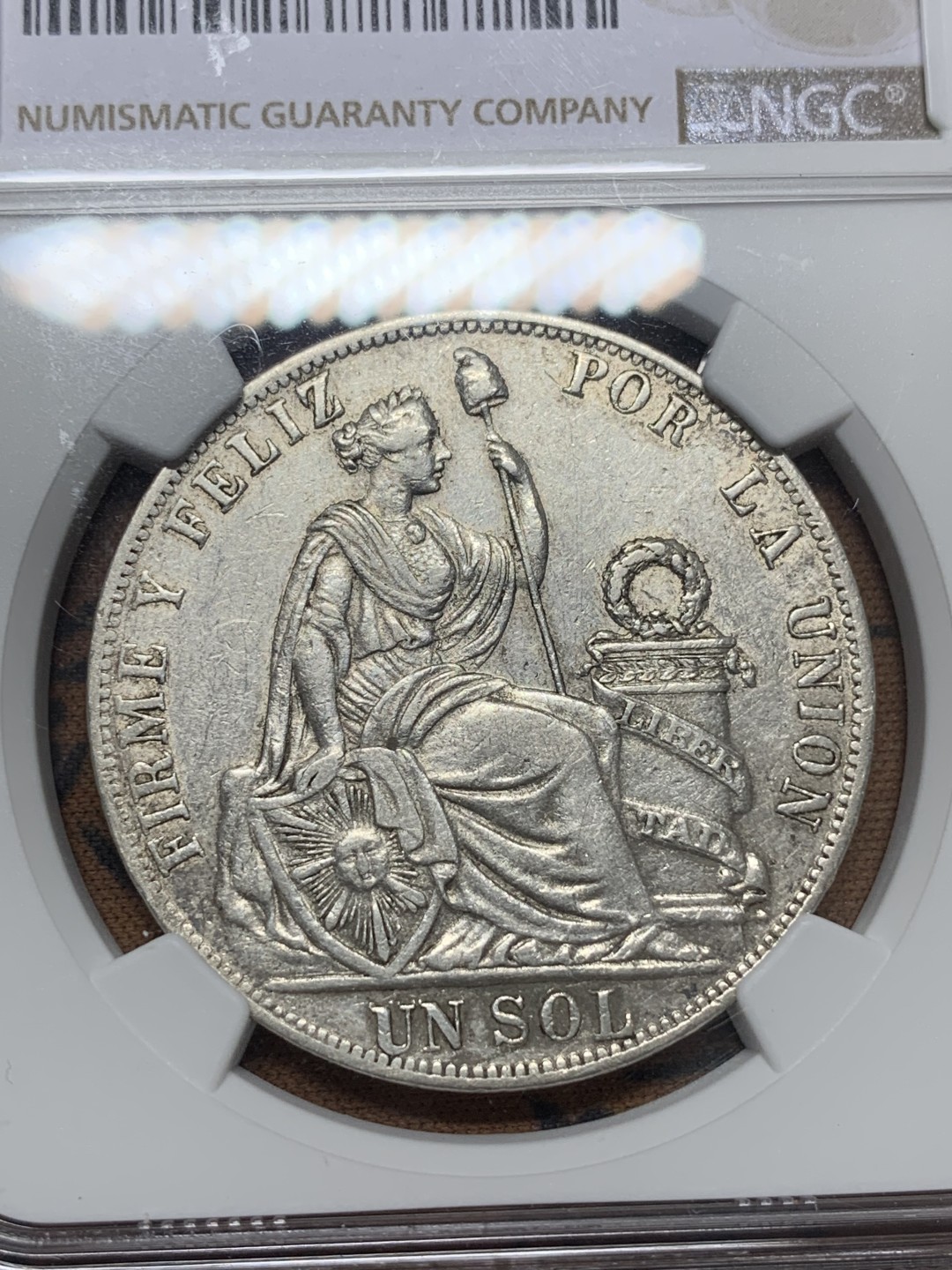 《竞宝斋》第111场-周日，周一 ，2场连拍（全场包邮） NGC-AU 秘鲁 坐人 1889 TF/BF 骑字版  1索尔 银币