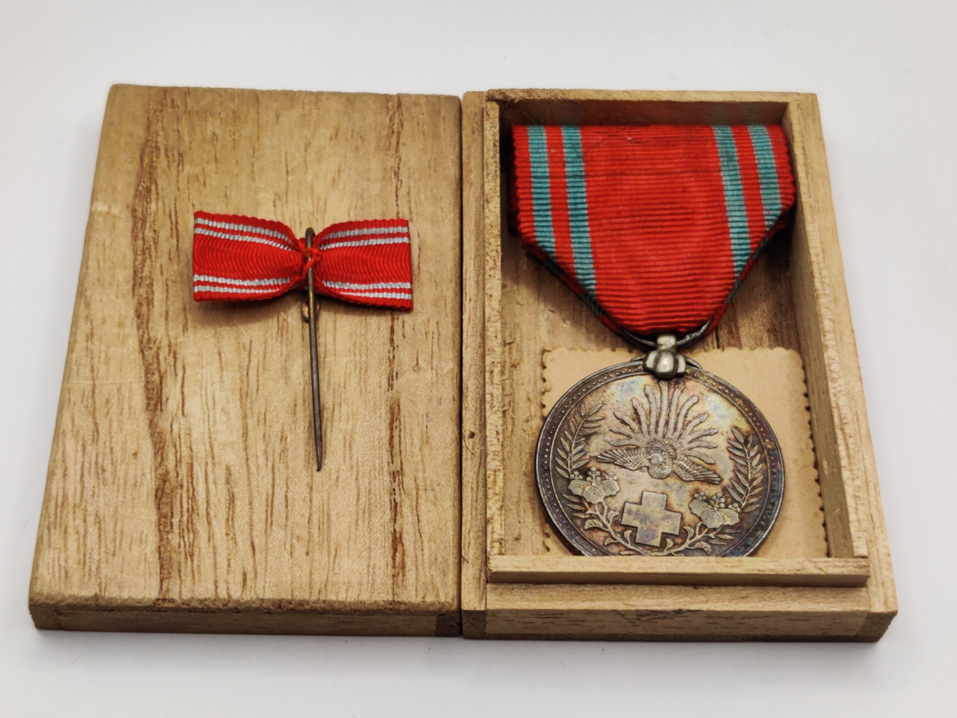 全场0元起拍 第10期 咸鱼国勋章拍卖专场 11月2日（周三）下午6：00开始 -早期蓝条赤十字社员章 银制木盒