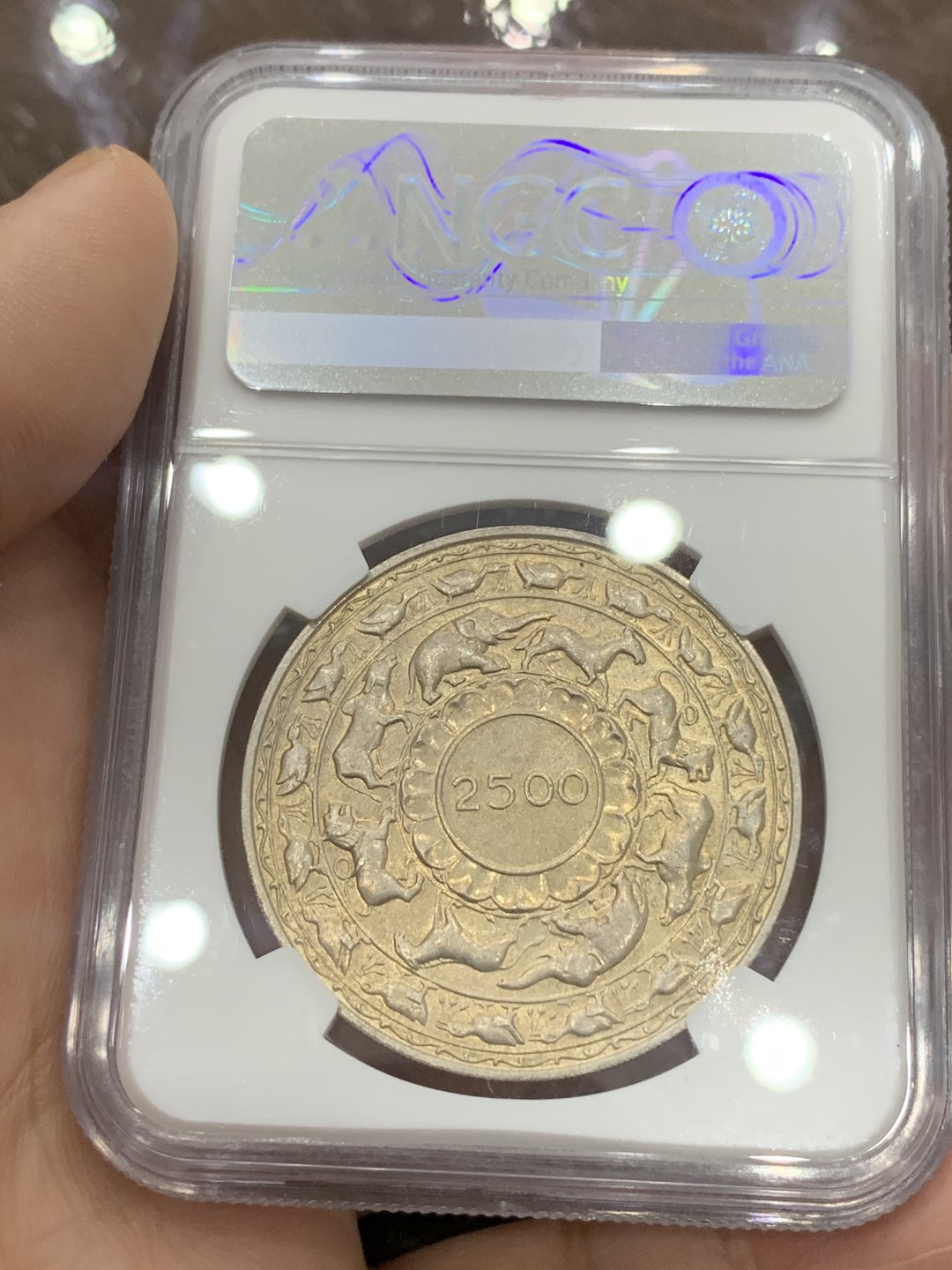 《竞宝斋》第111场-周日，周一 ，2场连拍（全场包邮） NGC MS65 锡兰1957年纪念佛教建立2500周年5卢比大银币，热门品种，高分好品，包浆漂亮，状态很好