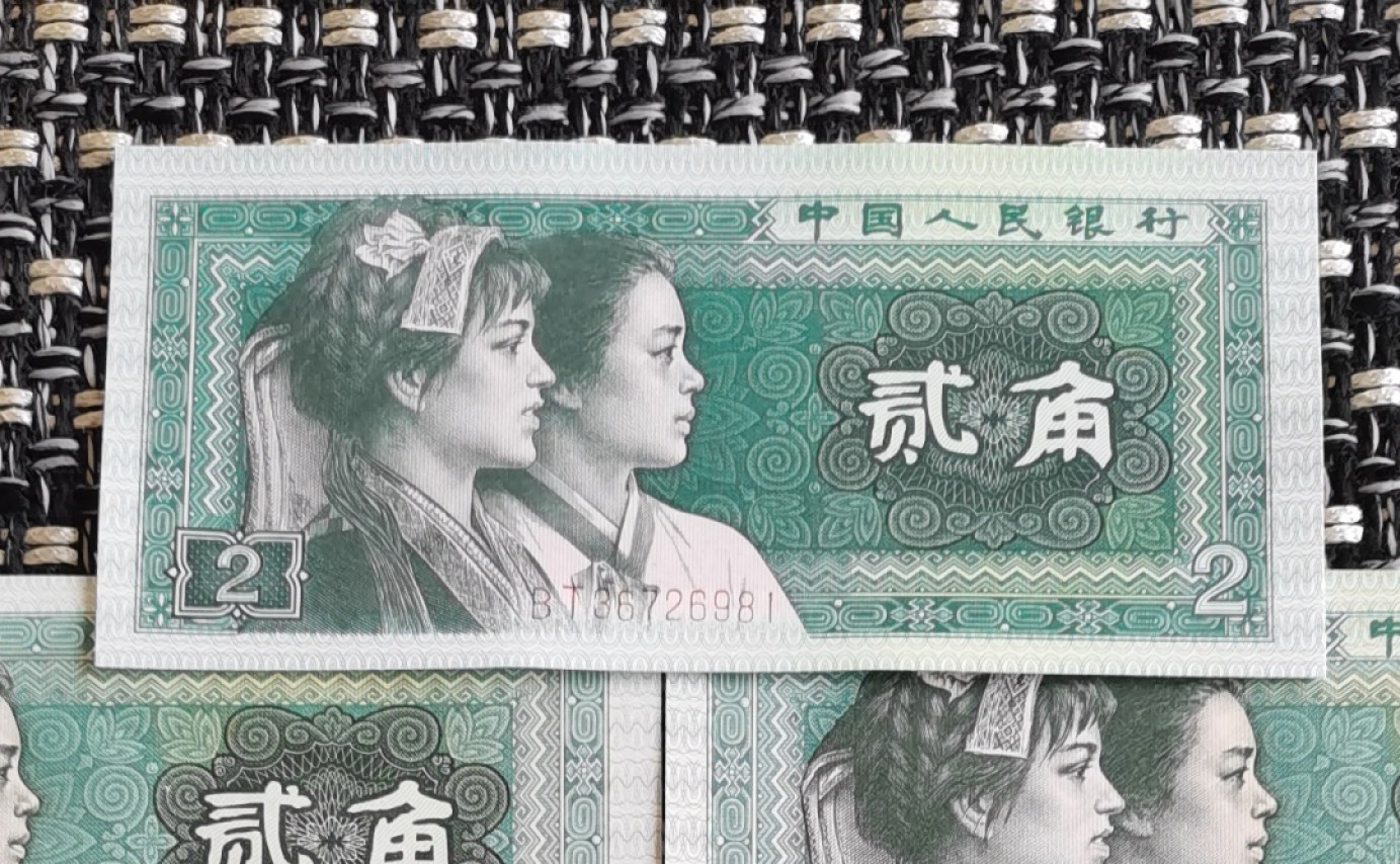 千家老金珍藏版，8002第一大组BT3672，马上开标荧光灯下与普光下具有划时代意义的蓝海洋～碧玉妆！开标前习惯给老铁们多分享一点！荧光灯下是一片蔚蓝的海洋！就连环绕贰角的多边形都与整个票面浑然一体！明显区别与已经开标的蓝水晶，蓝精灵！普光下则是一片绿色的世界！多边形四角的叶子，如意框，人物的衣服，菱形框内都被填上了满满的碧绿，妆扮着绝代双骄！捡漏就来千家全世界最为纯净的拍场！ 千家老金珍藏版，8002第一大组BT36726951，马上开标荧光灯下与普光下具有划时代意义的蓝海洋～碧玉妆！开标前习惯给老铁们多分享一点！荧光灯下是一片蔚蓝的海洋！比已经开标的至尊蓝水晶的蓝有过之而无不及！又明显区别于蓝水晶，蓝精灵！普光下则是一片绿色的世界！其震撼而独有的特征一言难尽，详见开标文案！开标前最后一次分享，捡漏就来千家竞拍全世界最为纯净的拍场！