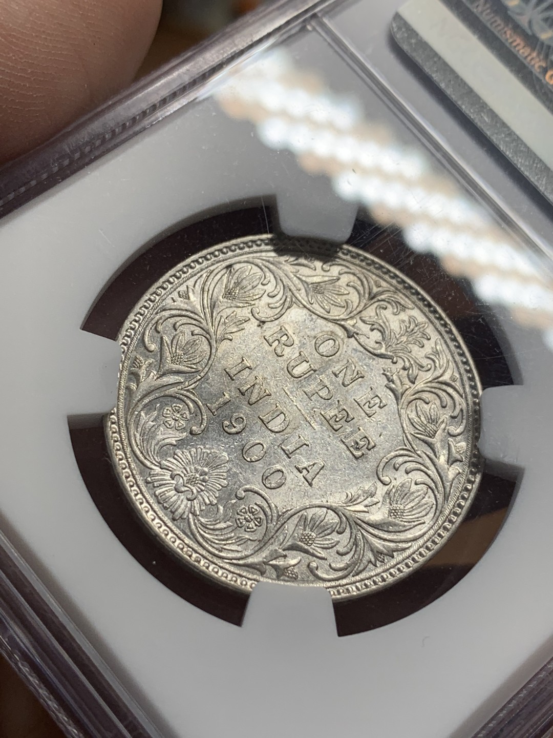 《竞宝斋》第111场-周日，周一 ，2场连拍（全场包邮） NGC AU55 1900 英属印度小维1卢比  银币 NGC打标的小姐姐应该是开小差了，年份打错了