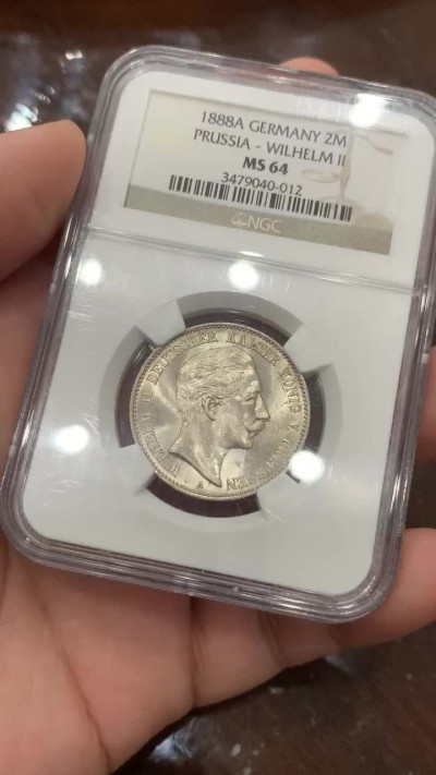 《竞宝斋》第111场-周日，周一 ，2场连拍（全场包邮） 收藏级！NGC-MS64，德国普鲁士1888三皇之年威廉二世短翅2马克银币，德系马克名誉品！丝绸转光，鹰羽细节锐利
