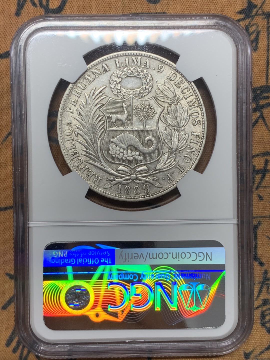 《竞宝斋》第111场-周日，周一 ，2场连拍（全场包邮） NGC-AU 秘鲁 坐人 1889 TF/BF 骑字版  1索尔 银币