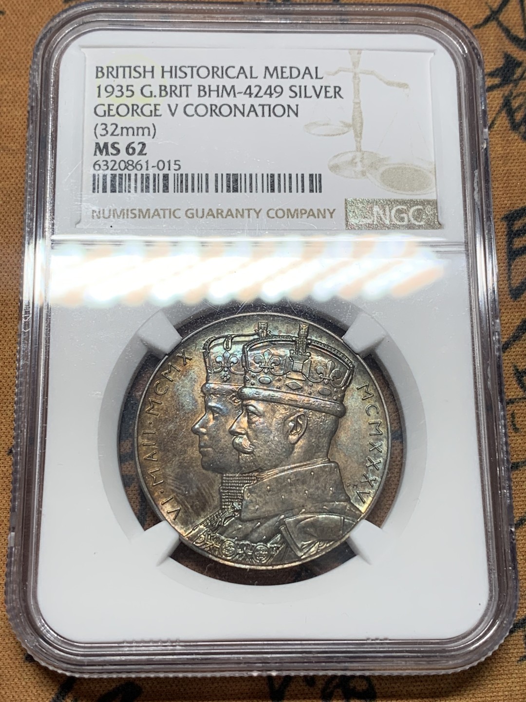 《竞宝斋》第111场-周日，周一 ，2场连拍（全场包邮） NGC MS62 英国1935年乔治五世登基25周年纪念银章原光五彩