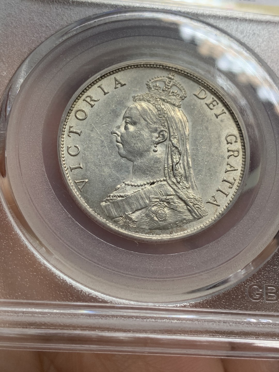 《竞宝斋》第111场-周日，周一 ，2场连拍（全场包邮） 公博 MS62 英国 1887年 维多利亚女王 高冠版  1福林=2先令 银币白光纯净 背面特好