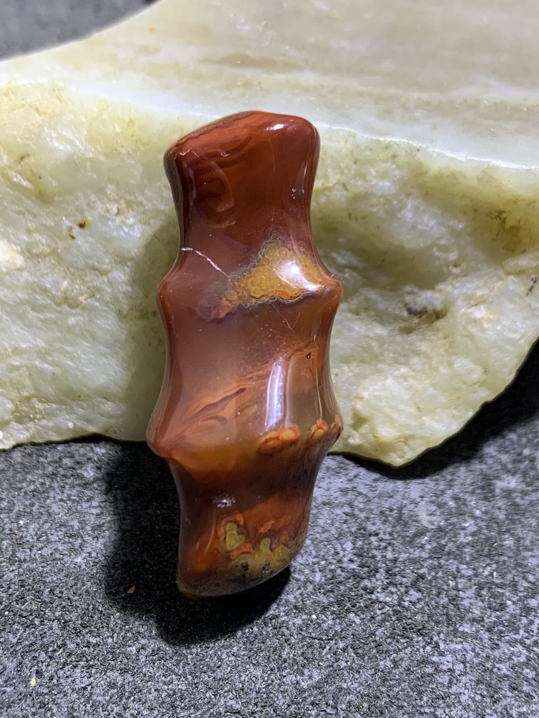 战国红玛瑙雕刻竹节通货吊坠一个，