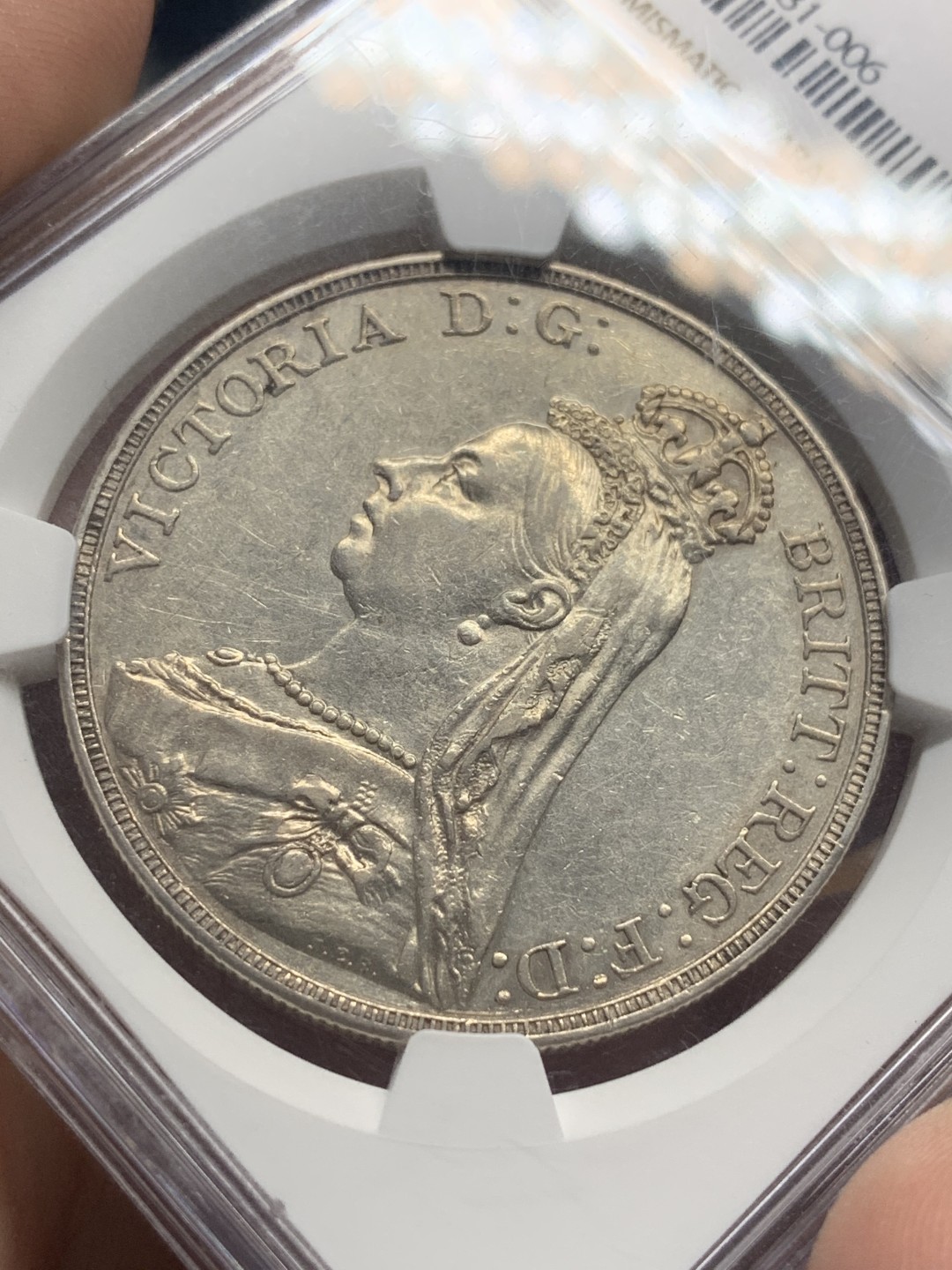 《竞宝斋》第111场-周日，周一 ，2场连拍（全场包邮） NGC AU55 英国 1892年 维多利亚 高冠 克朗马剑大银币 书上最少的一年 这个细节不错，可藏