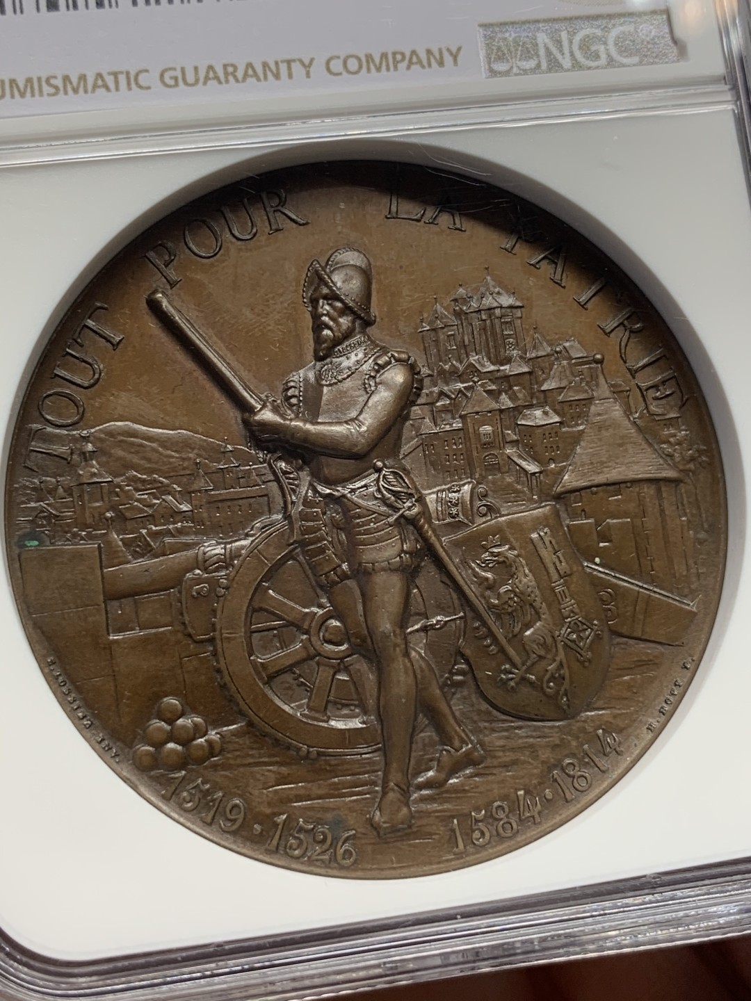 《竞宝斋》第111场-周日，周一 ，2场连拍（全场包邮） NGC MS64 高分 瑞士1887年 日内瓦射击节铜章高浮雕状态 加厚盒装  45mm 57.5克 巧克力包浆