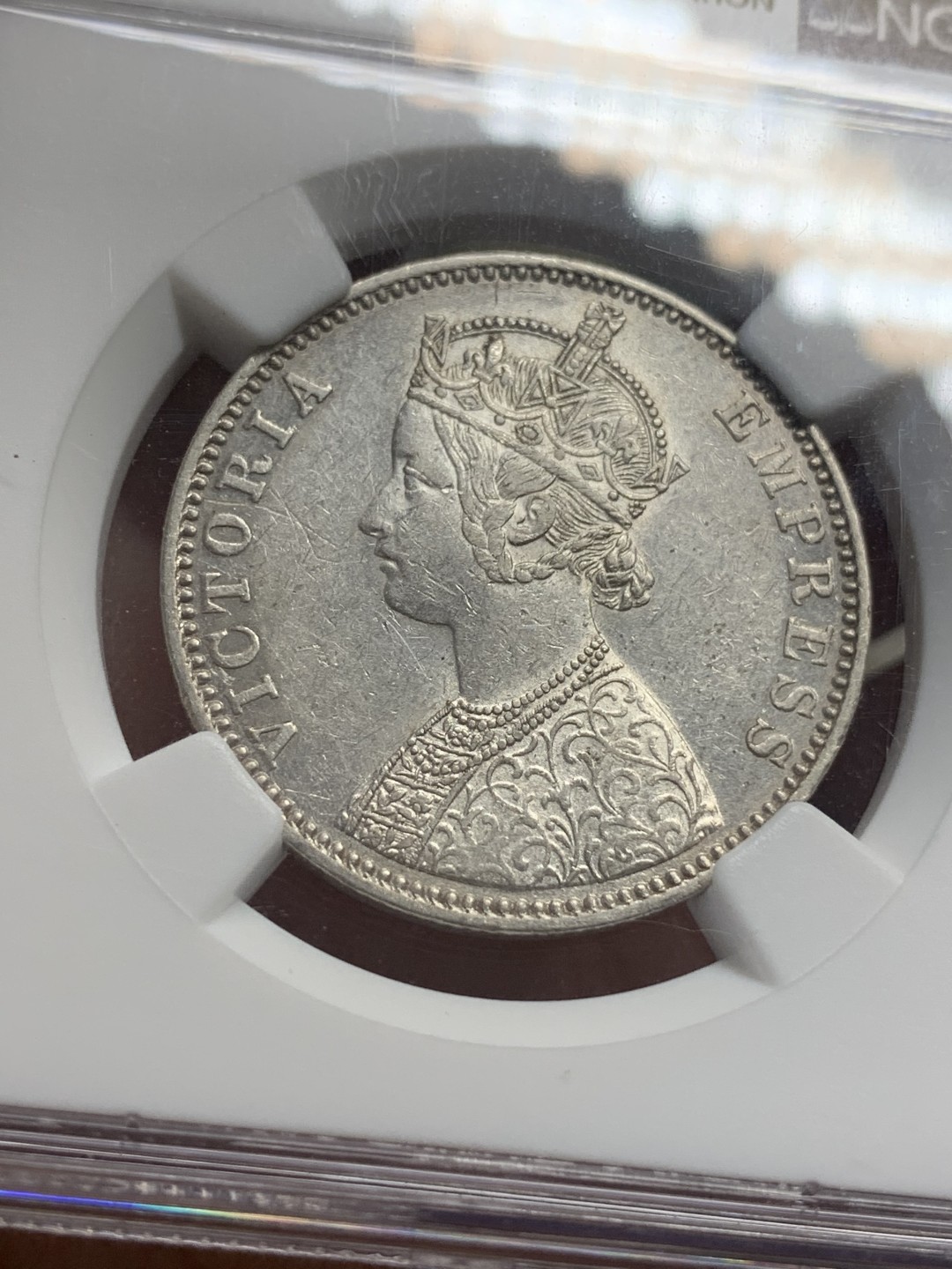 《竞宝斋》第111场-周日，周一 ，2场连拍（全场包邮） NGC AU55 1900 英属印度小维1卢比  银币 NGC打标的小姐姐应该是开小差了，年份打错了