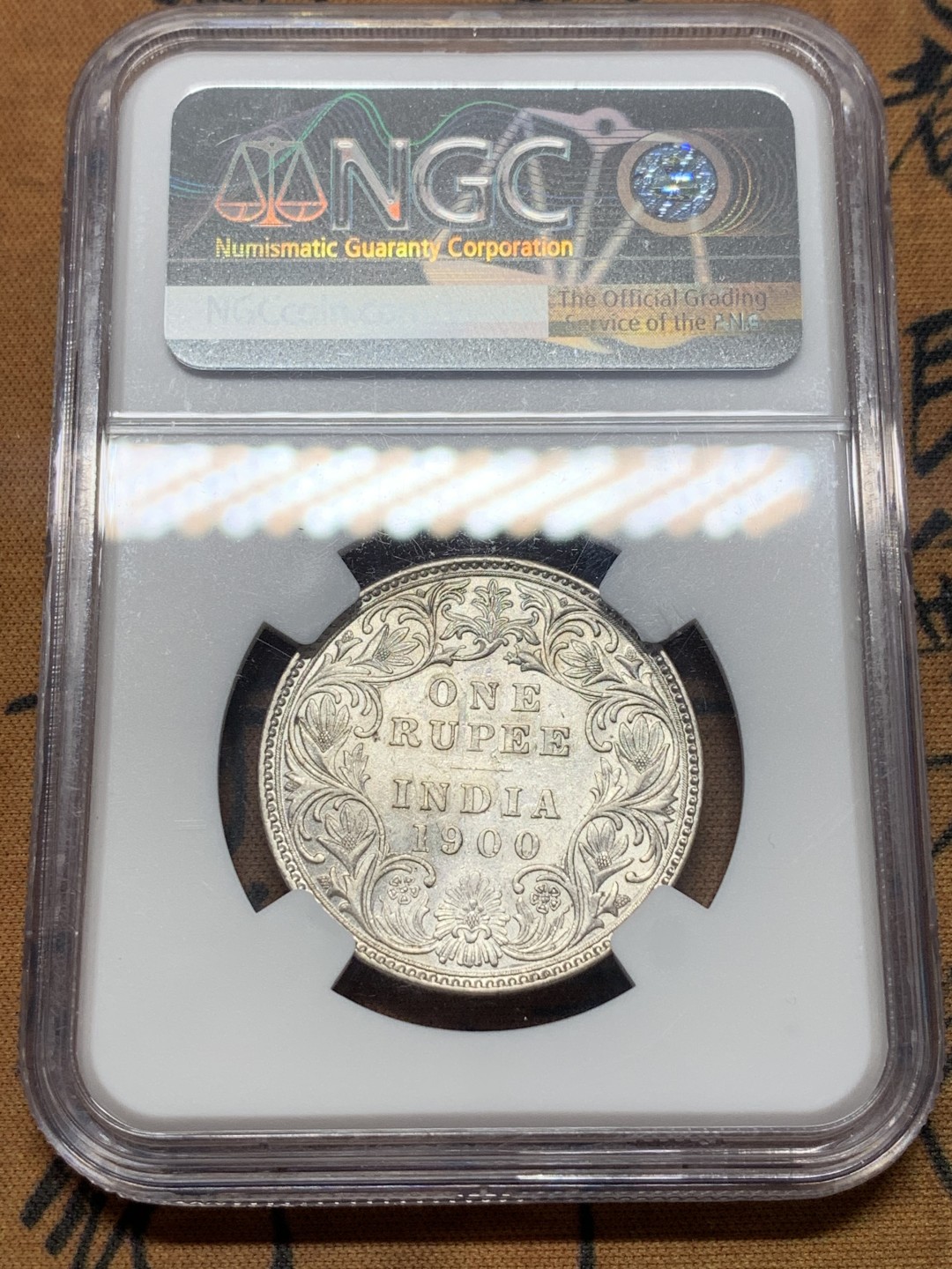 《竞宝斋》第111场-周日，周一 ，2场连拍（全场包邮） NGC AU55 1900 英属印度小维1卢比  银币 NGC打标的小姐姐应该是开小差了，年份打错了