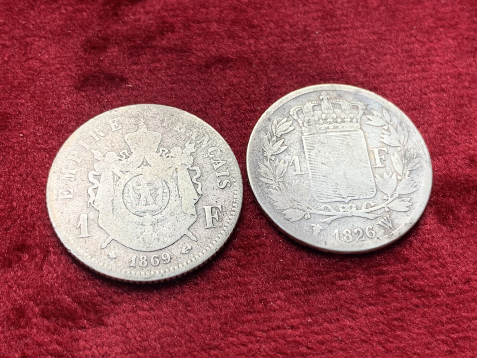 《竞宝斋》第111场-周日，周一 ，2场连拍（全场包邮） 1826年w厂查理十世1法郎和1869年a厂拿破仑三世1法郎，品相一般，不过查十1法郎较为少见，好品书价极高。
