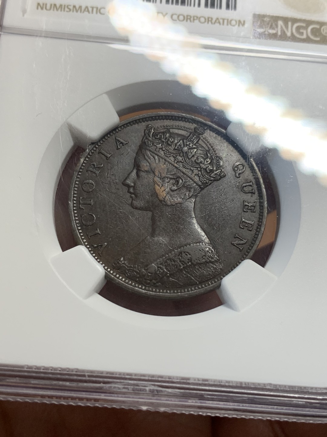 《竞宝斋》第111场-周日，周一 ，2场连拍（全场包邮） NGC-AU53BN 香港 1865年 1仙  维多利亚 铜币 原味包浆