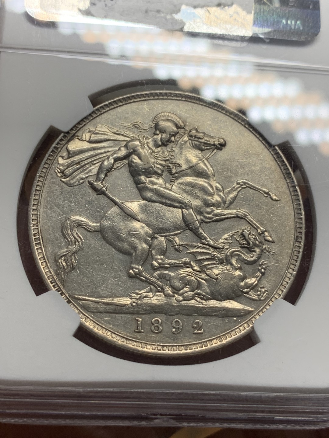 《竞宝斋》第111场-周日，周一 ，2场连拍（全场包邮） NGC AU55 英国 1892年 维多利亚 高冠 克朗马剑大银币 书上最少的一年 这个细节不错，可藏