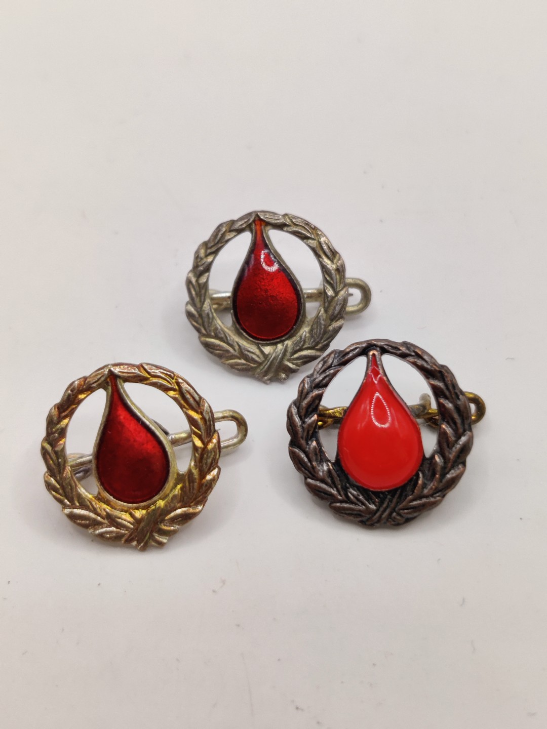 全场0元起拍 第10期 咸鱼国勋章拍卖专场 11月2日（周三）下午6：00开始 苏联献血证章金银铜级三个 银制