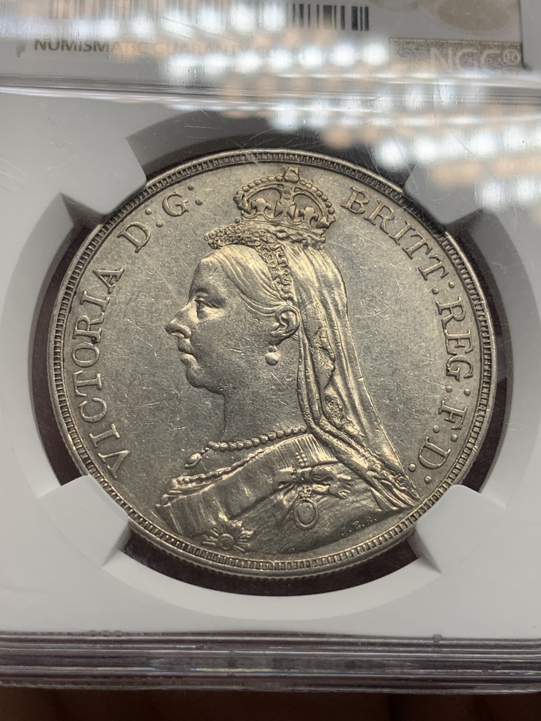 《竞宝斋》第111场-周日，周一 ，2场连拍（全场包邮） NGC AU55 英国 1892年 维多利亚 高冠 克朗马剑大银币 书上最少的一年 这个细节不错，可藏