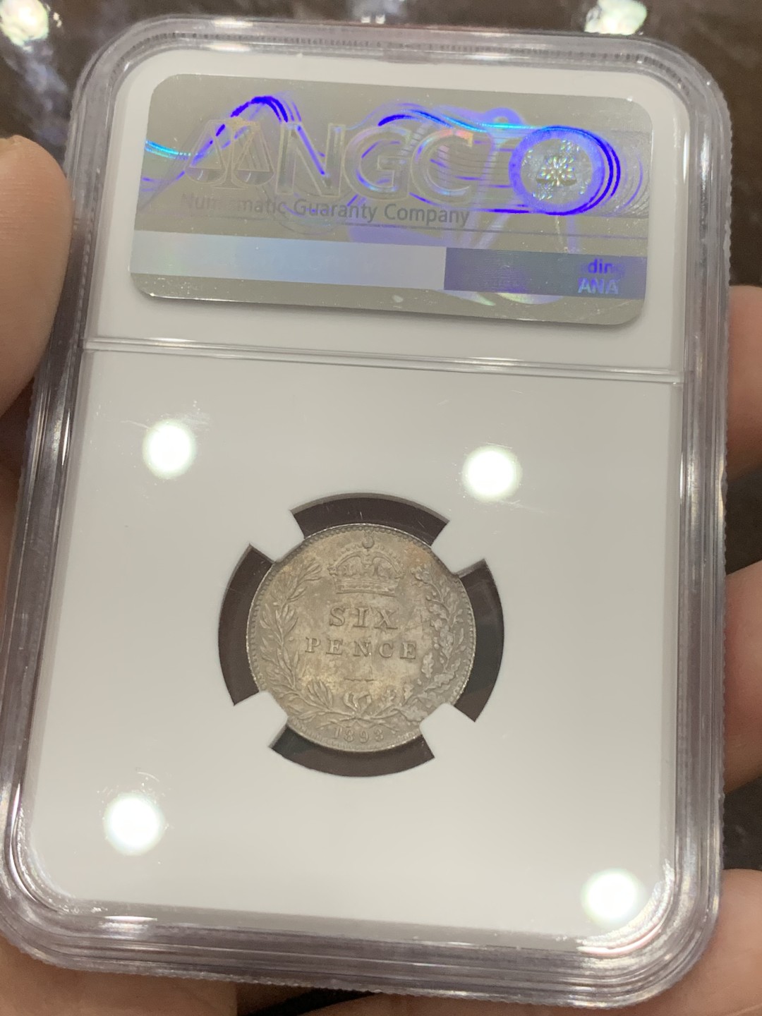 《竞宝斋》第111场-周日，周一 ，2场连拍（全场包邮） NGC MS63 英国 1893年 维多利亚 批纱版 6便士 银币 深五彩包浆 SIX版 难得