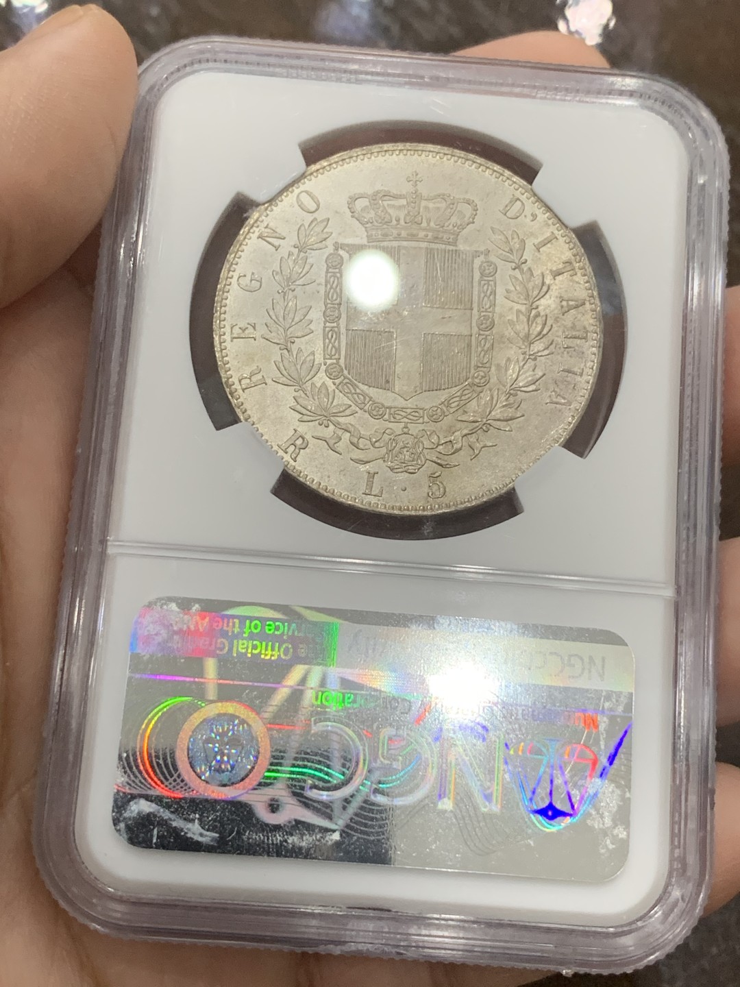 《竞宝斋》第111场-周日，周一 ，2场连拍（全场包邮） 唯一 冠军分 NGC-MS64+ 1876年意大利埃马努埃莱二世5里拉银币 流通大银能上63就很难了，这枚64+ 车轮转光，非常难得