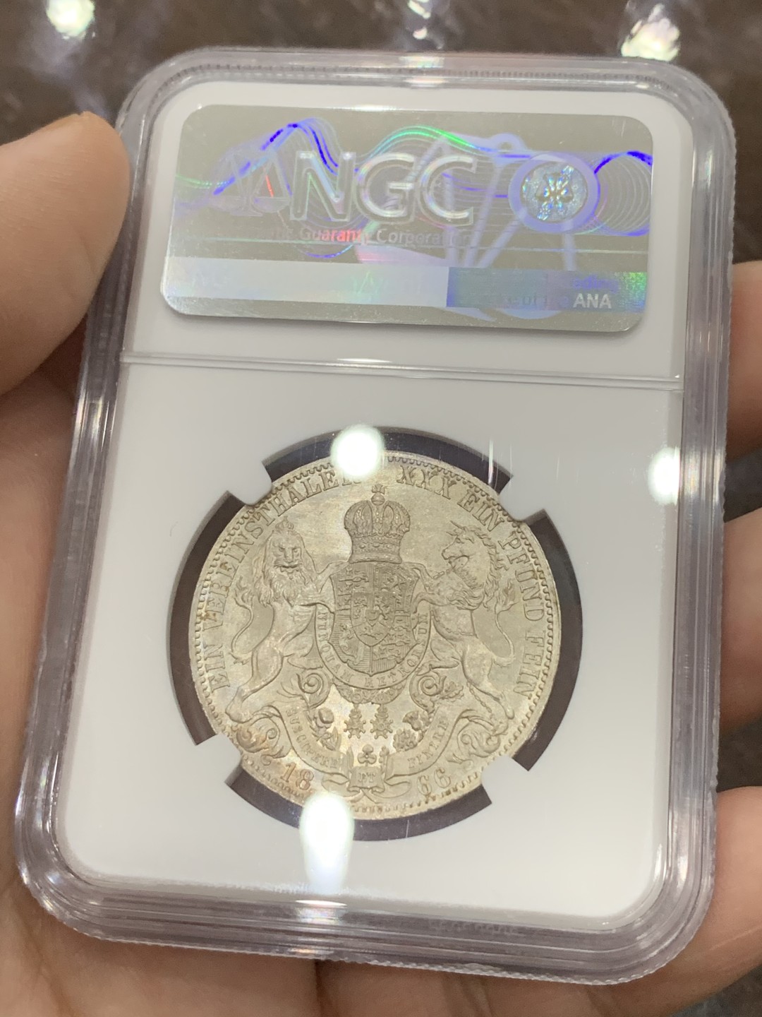 《竞宝斋》第111场-周日，周一 ，2场连拍（全场包邮） NGC-MS63 德国 1866年 汉诺威狮马盾徽1泰勒银币 原光好品 币面干净 PL底板明显