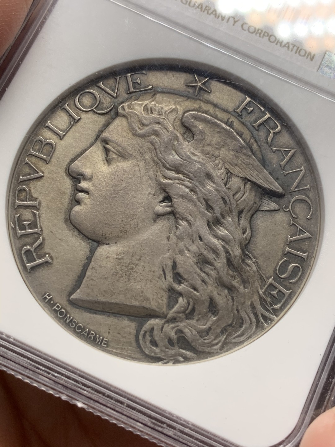 《竞宝斋》第111场-周日，周一 ，2场连拍（全场包邮） NGC UNC 法兰西1896丰收女神 农业部42mm官方银章 双面黑包浆完全错杀了 附有丝绒小圆盒