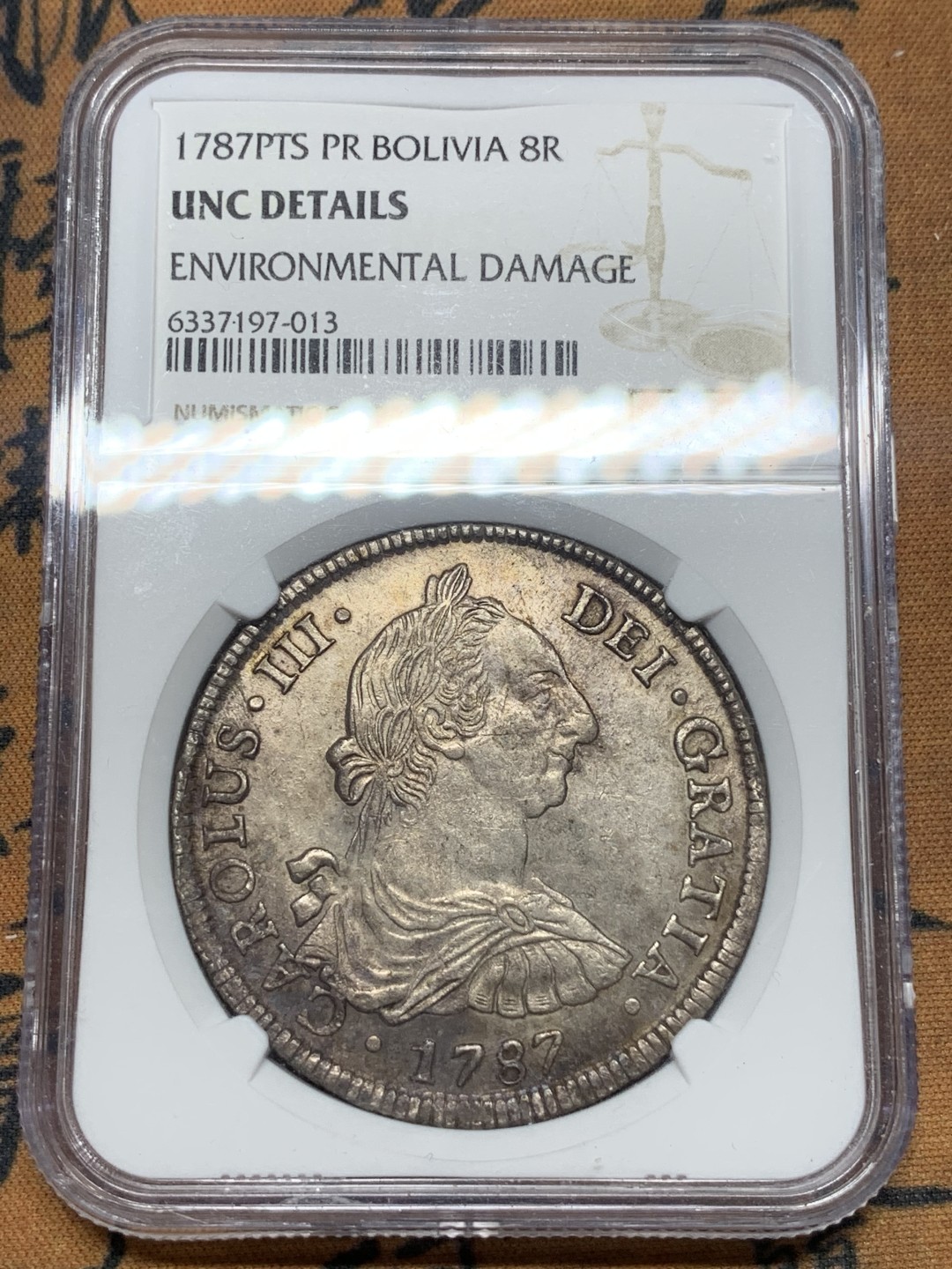 《竞宝斋》第111场-周日，周一 ，2场连拍（全场包邮） NGC UNC 玻利维亚 1787年 卡三 双柱大银币 标签为包浆等同于P97标签，可收藏