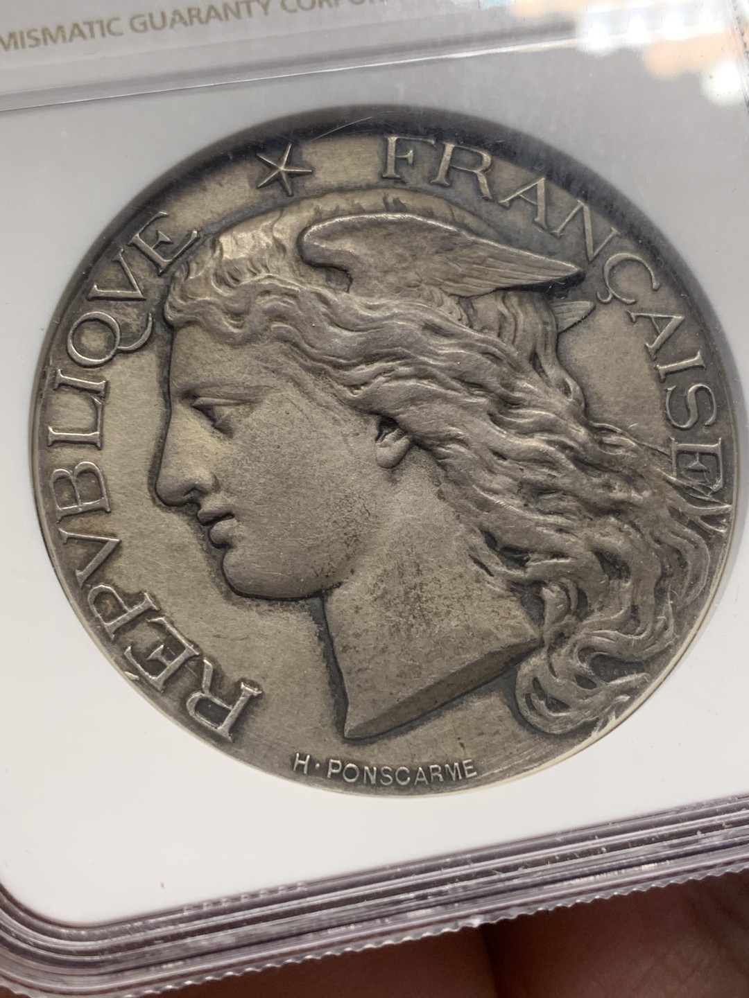 《竞宝斋》第111场-周日，周一 ，2场连拍（全场包邮） NGC UNC 法兰西1896丰收女神 农业部42mm官方银章 双面黑包浆完全错杀了 附有丝绒小圆盒