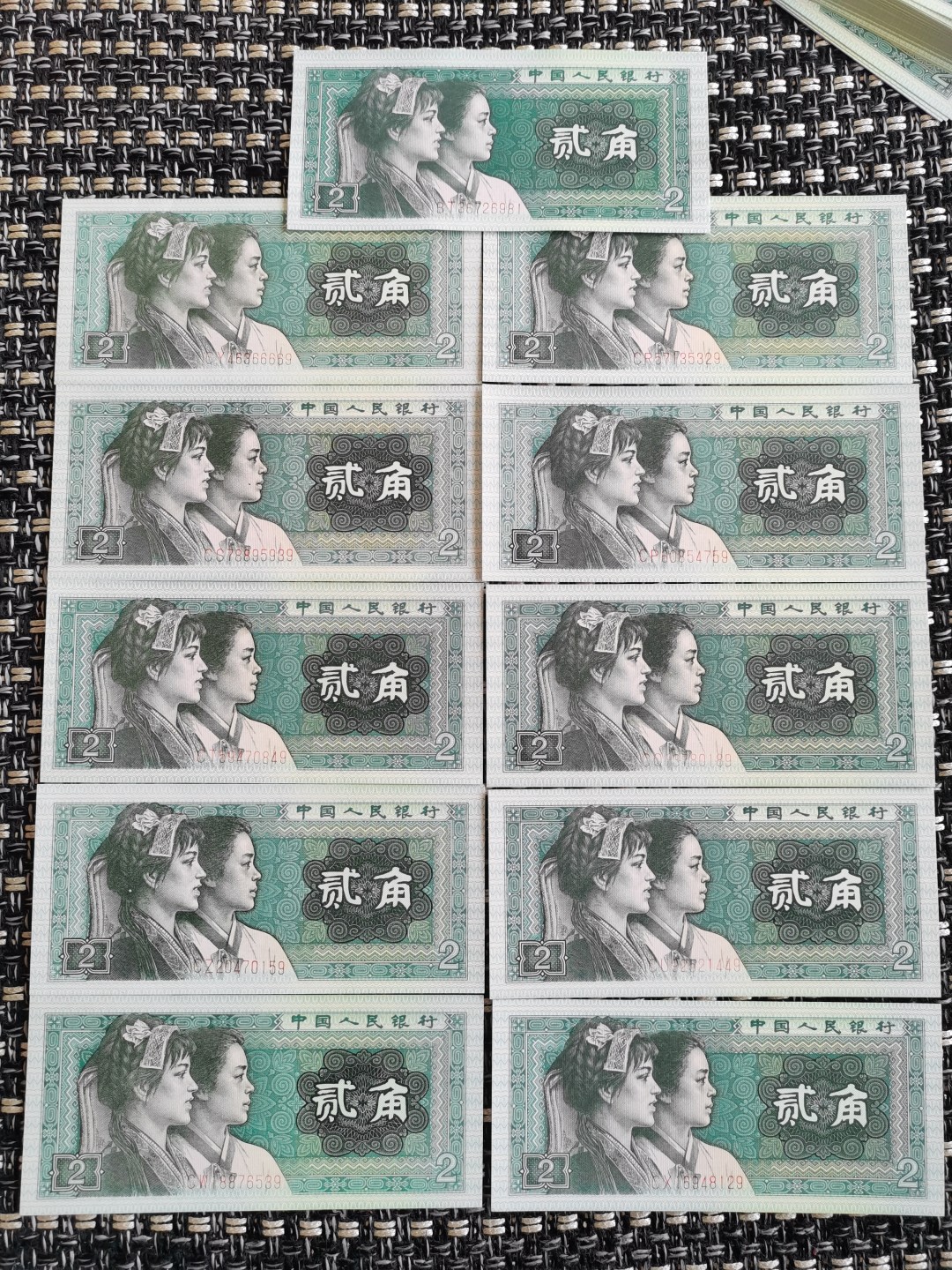 千家老金珍藏版，8002第一大组BT3672，马上开标荧光灯下与普光下具有划时代意义的蓝海洋～碧玉妆！开标前习惯给老铁们多分享一点！荧光灯下是一片蔚蓝的海洋！就连环绕贰角的多边形都与整个票面浑然一体！明显区别与已经开标的蓝水晶，蓝精灵！普光下则是一片绿色的世界！多边形四角的叶子，如意框，人物的衣服，菱形框内都被填上了满满的碧绿，妆扮着绝代双骄！捡漏就来千家全世界最为纯净的拍场！ 千家老金珍藏版，8002第一大组BT36726951，马上开标荧光灯下与普光下具有划时代意义的蓝海洋～碧玉妆！开标前习惯给老铁们多分享一点！荧光灯下是一片蔚蓝的海洋！比已经开标的至尊蓝水晶的蓝有过之而无不及！又明显区别于蓝水晶，蓝精灵！普光下则是一片绿色的世界！其震撼而独有的特征一言难尽，详见开标文案！开标前最后一次分享，捡漏就来千家竞拍全世界最为纯净的拍场！