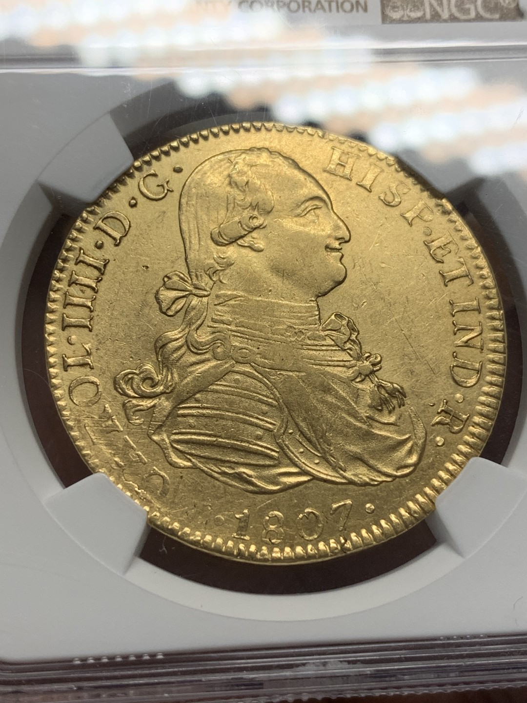 《竞宝斋》第111场-周日，周一 ，2场连拍（全场包邮） NGC-AU55 1807年西属墨西哥卡洛斯四世8埃斯库多金币 墨西哥的金币比哥伦比亚、智利、秘鲁都少见且昂贵，这枚币面干净没有铸缺 人物深打 难得