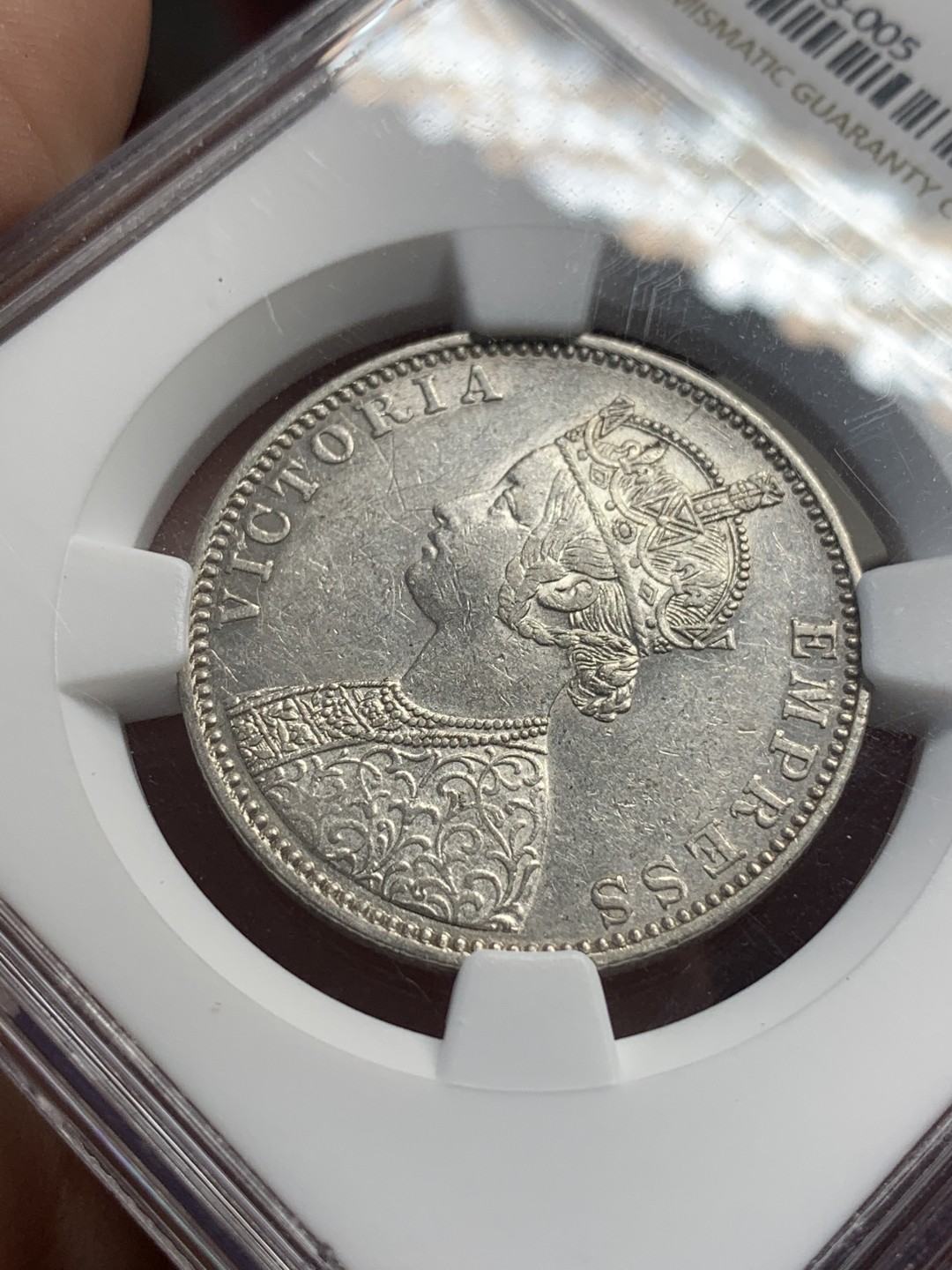 《竞宝斋》第111场-周日，周一 ，2场连拍（全场包邮） NGC AU55 1900 英属印度小维1卢比  银币 NGC打标的小姐姐应该是开小差了，年份打错了