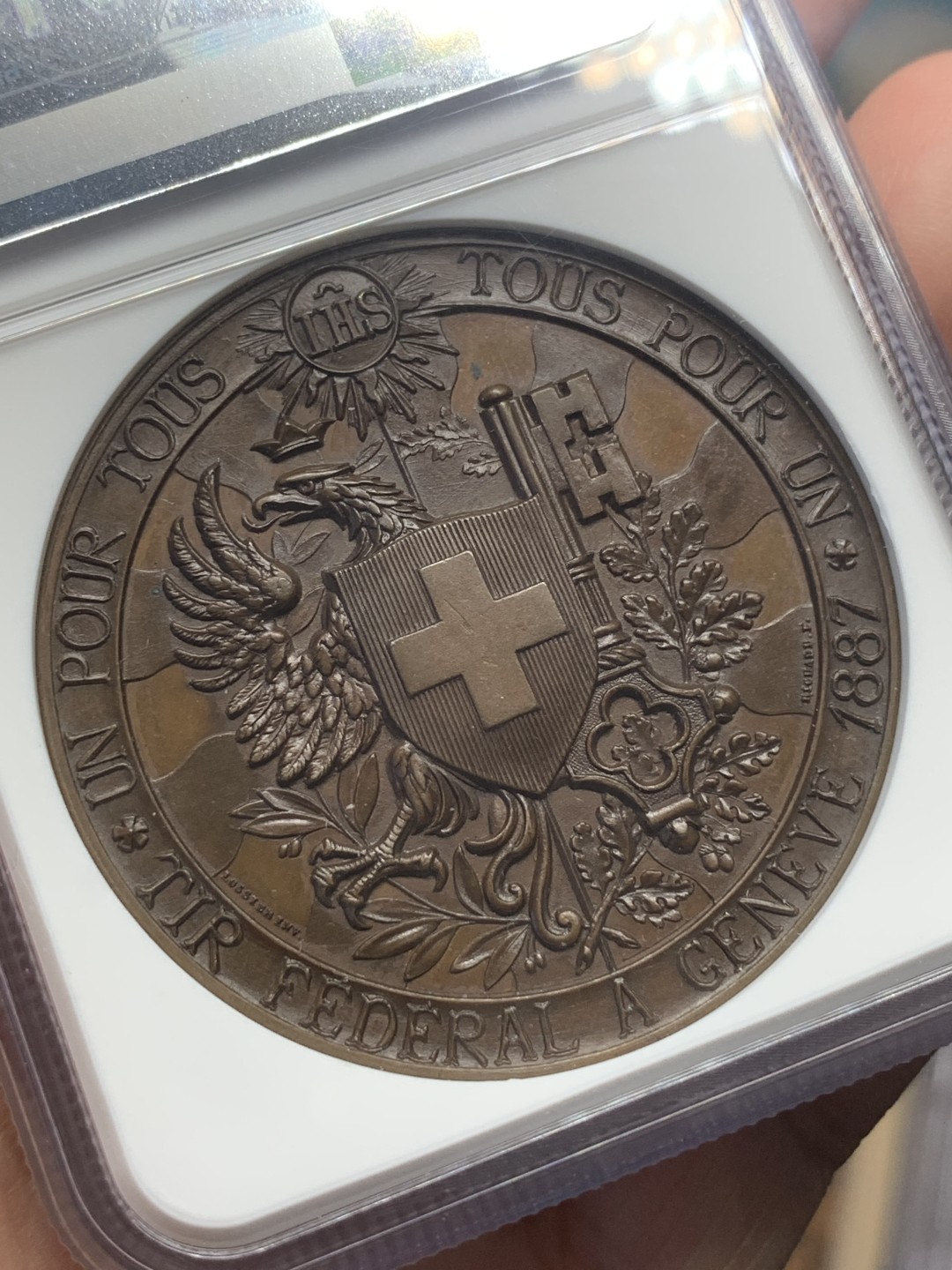 《竞宝斋》第111场-周日，周一 ，2场连拍（全场包邮） NGC MS64 高分 瑞士1887年 日内瓦射击节铜章高浮雕状态 加厚盒装  45mm 57.5克 巧克力包浆