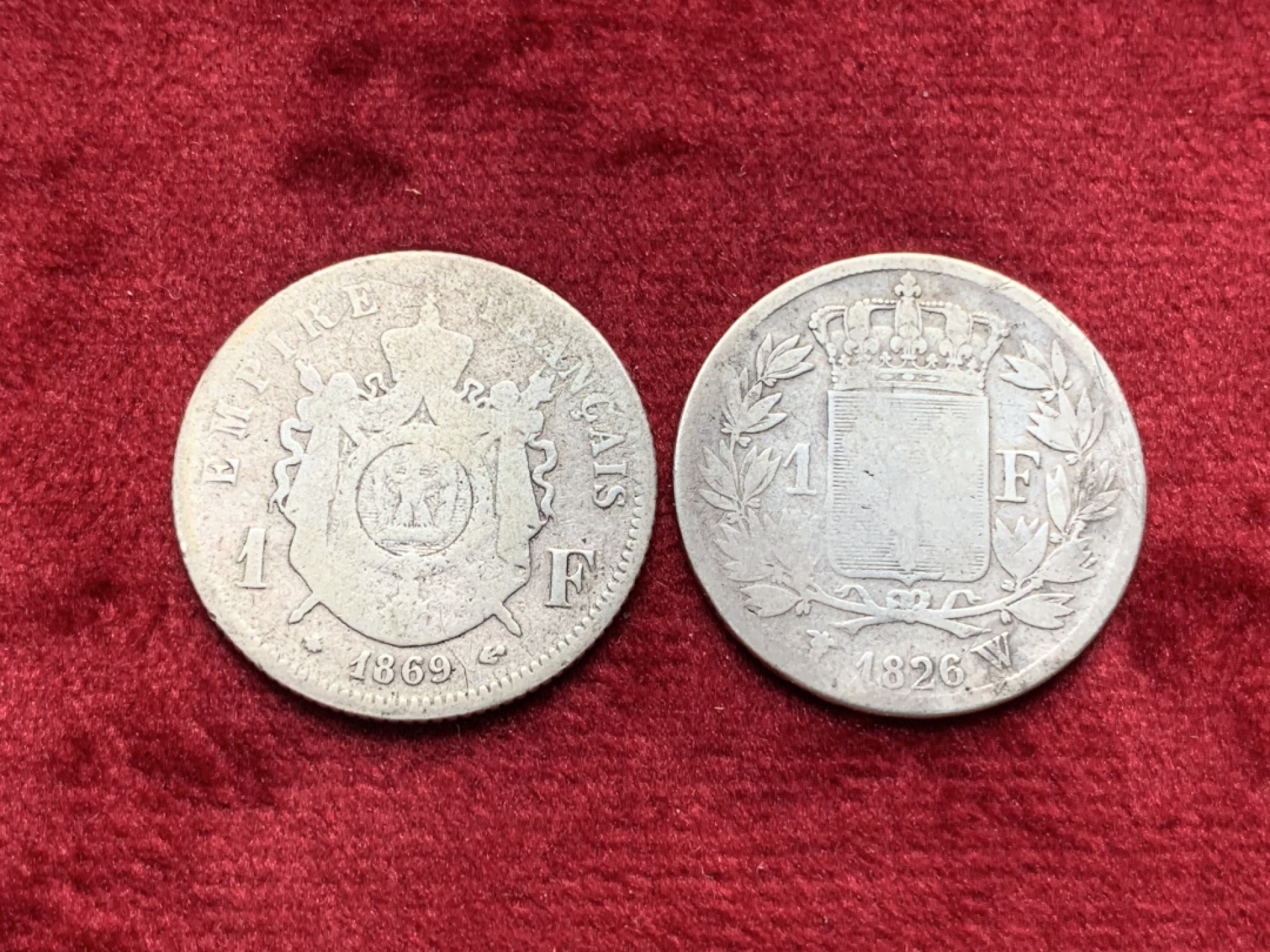 《竞宝斋》第111场-周日，周一 ，2场连拍（全场包邮） 1826年w厂查理十世1法郎和1869年a厂拿破仑三世1法郎，品相一般，不过查十1法郎较为少见，好品书价极高。