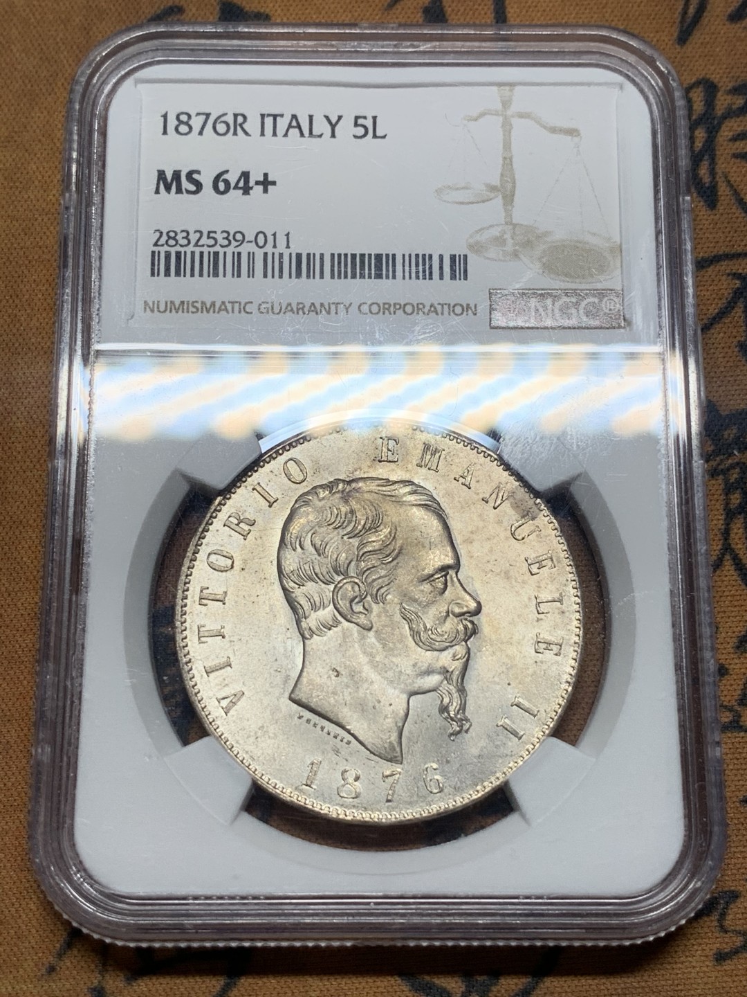 《竞宝斋》第111场-周日，周一 ，2场连拍（全场包邮） 唯一 冠军分 NGC-MS64+ 1876年意大利埃马努埃莱二世5里拉银币 流通大银能上63就很难了，这枚64+ 车轮转光，非常难得