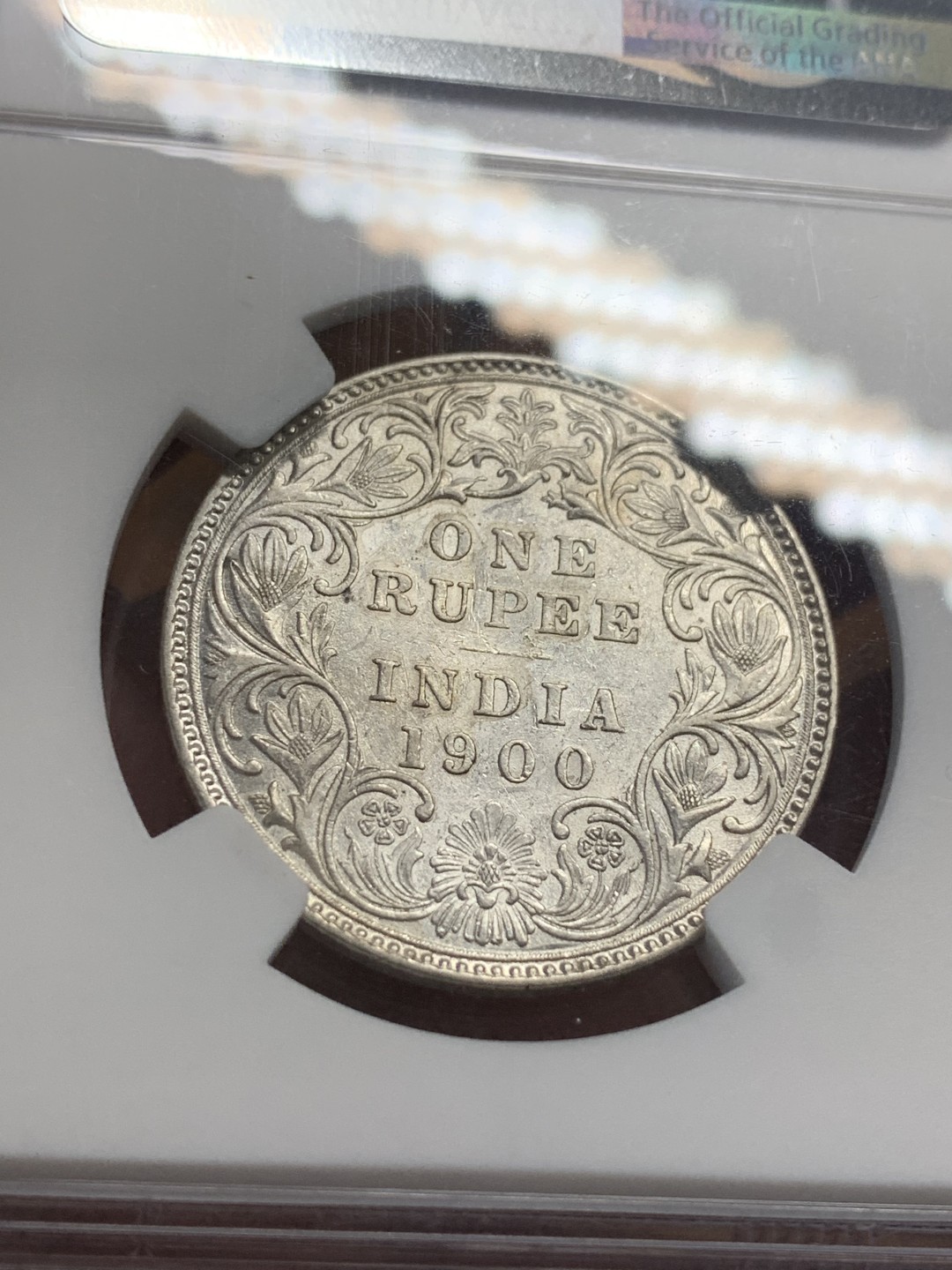 《竞宝斋》第111场-周日，周一 ，2场连拍（全场包邮） NGC AU55 1900 英属印度小维1卢比  银币 NGC打标的小姐姐应该是开小差了，年份打错了