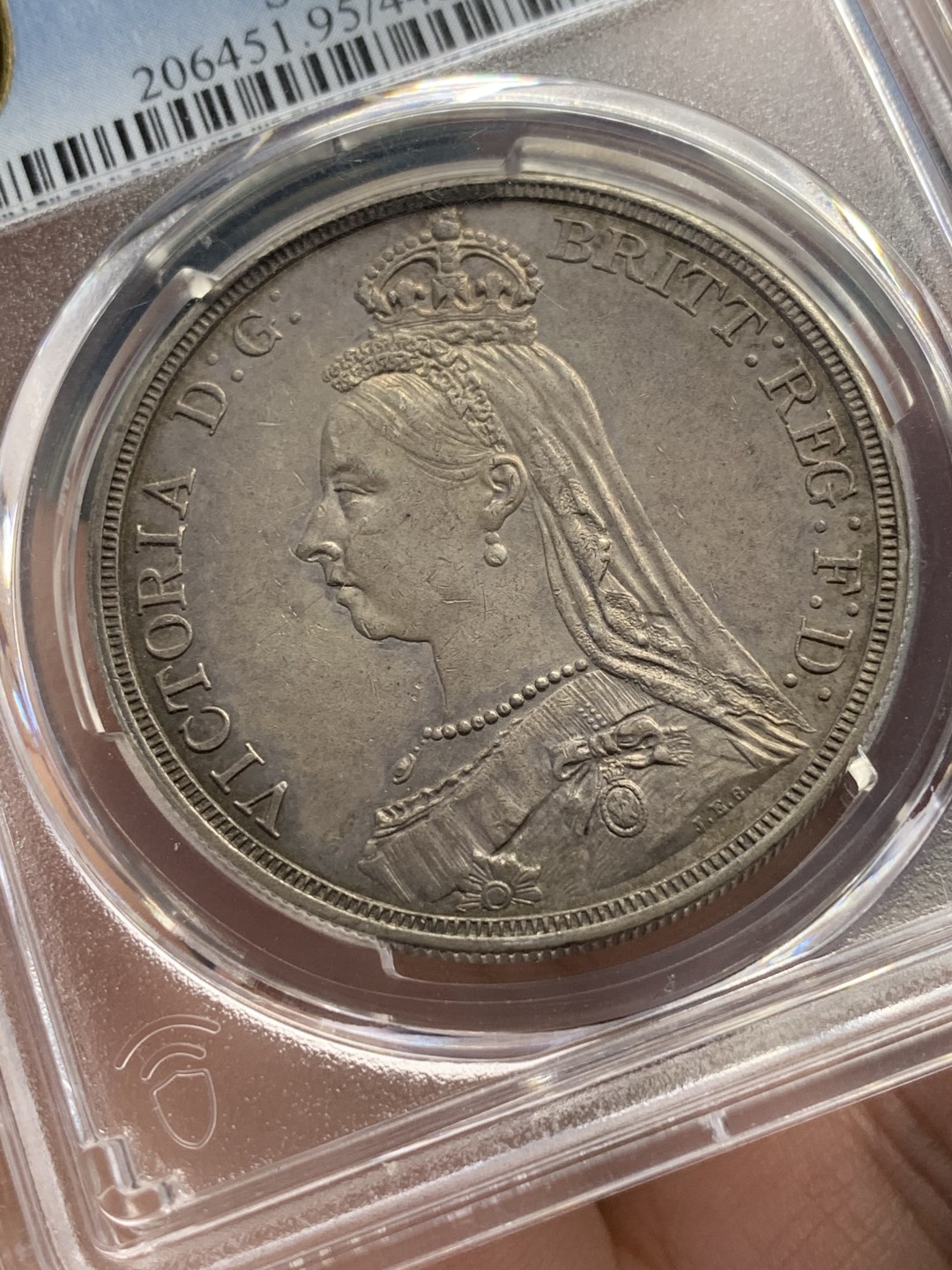 《竞宝斋》第111场-周日，周一 ，2场连拍（全场包邮） PCGS AU好品 英国1887年维多利亚高冠马剑一克朗银币背面非常好正面脸上一个小划痕 适为包浆磨损