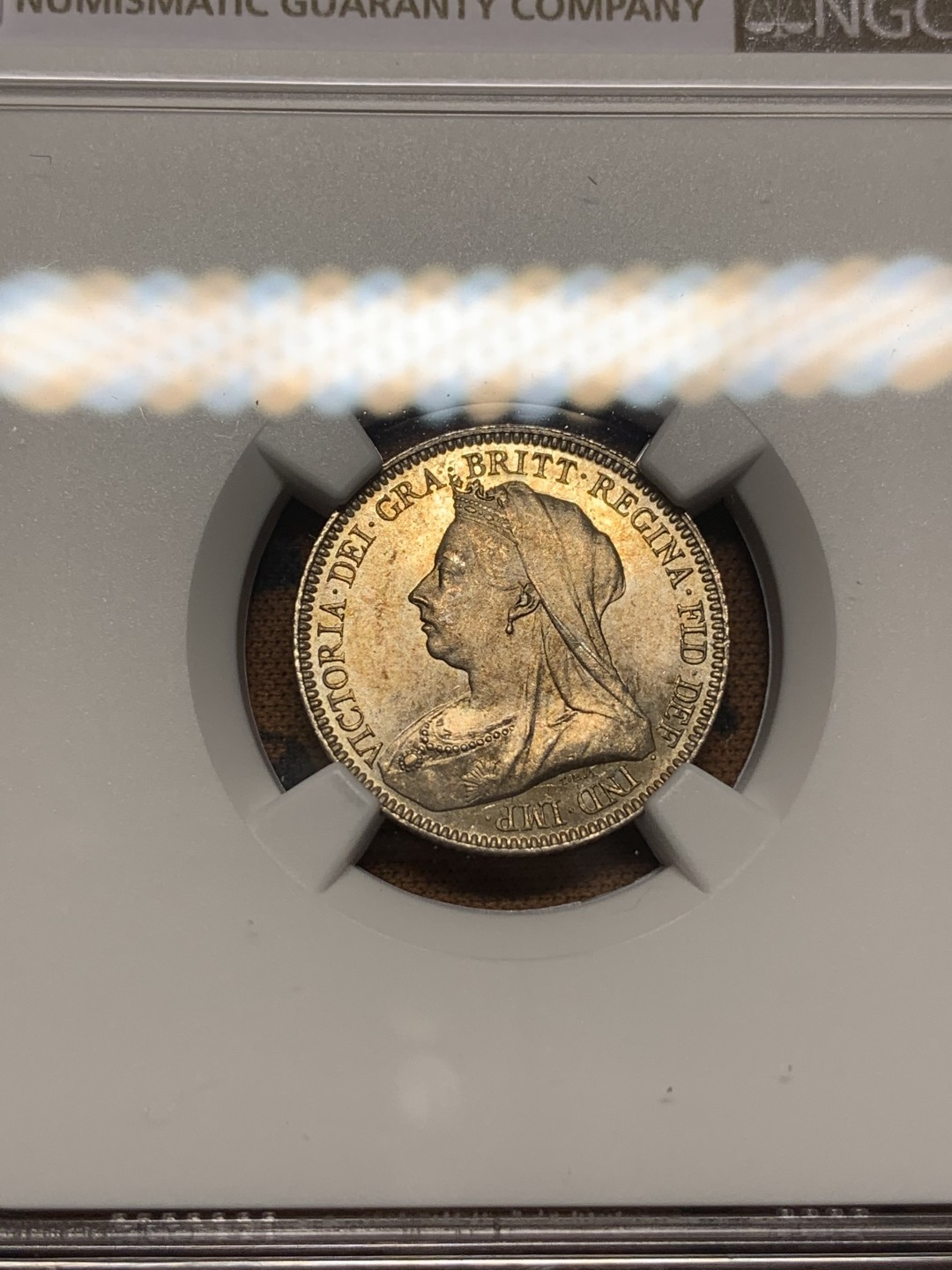 《竞宝斋》第111场-周日，周一 ，2场连拍（全场包邮） NGC MS63 英国 1893年 维多利亚 批纱版 6便士 银币 深五彩包浆 SIX版 难得