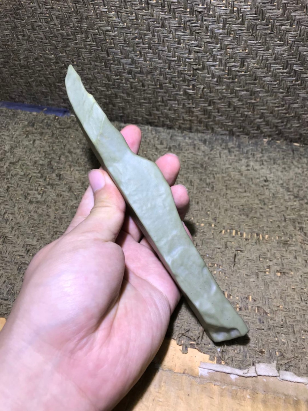 精美新疆绿泥石原石把件（镇纸，笔架，摆件） 一块