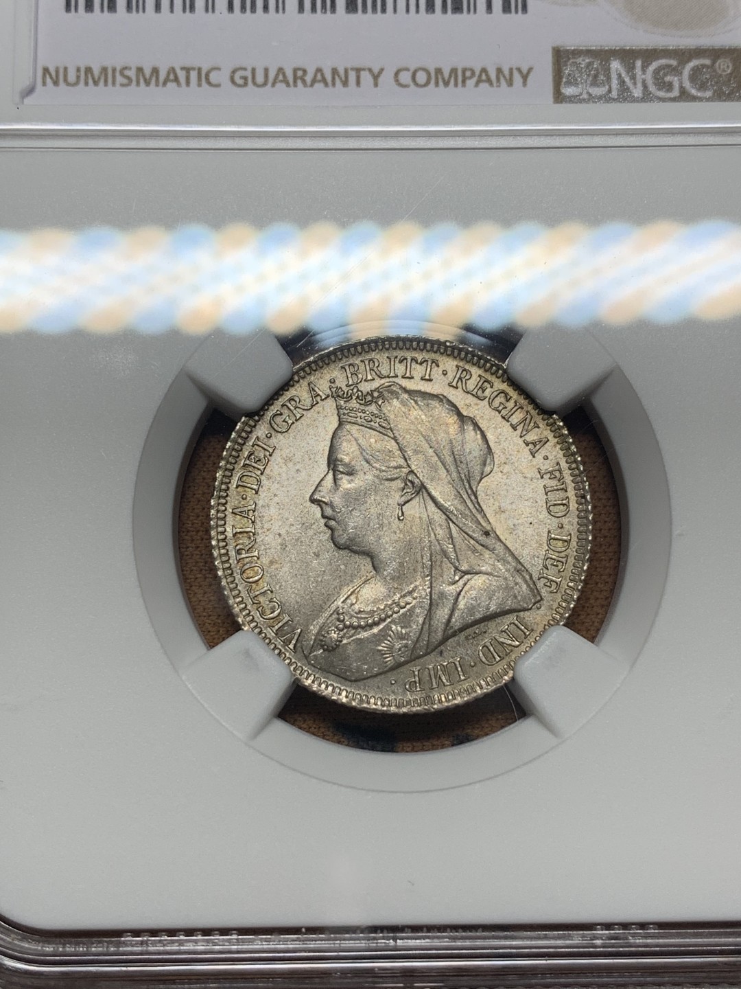 《竞宝斋》第111场-周日，周一 ，2场连拍（全场包邮） NGC MS64 英国 1899年 维多利亚 批纱版 1先令 银币 淡包浆 低评