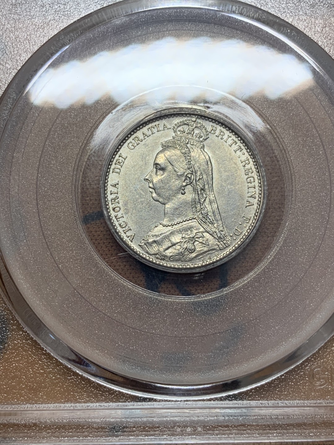 《竞宝斋》第111场-周日，周一 ，2场连拍（全场包邮） 公博 MS61 英国 1887年 维多利亚女王 高冠版 6便士银币 高点具在 磨损小