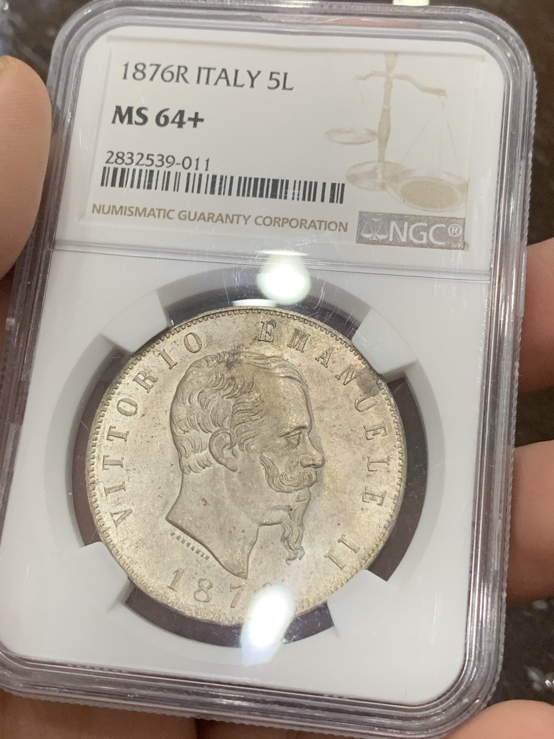 《竞宝斋》第111场-周日，周一 ，2场连拍（全场包邮） 唯一 冠军分 NGC-MS64+ 1876年意大利埃马努埃莱二世5里拉银币 流通大银能上63就很难了，这枚64+ 车轮转光，非常难得