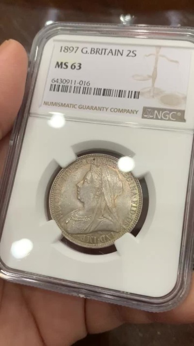 《竞宝斋》第111场-周日，周一 ，2场连拍（全场包邮） NGC MS63 英国 1897年 维多利亚 批纱版 1福林=2先令 银币 漂亮