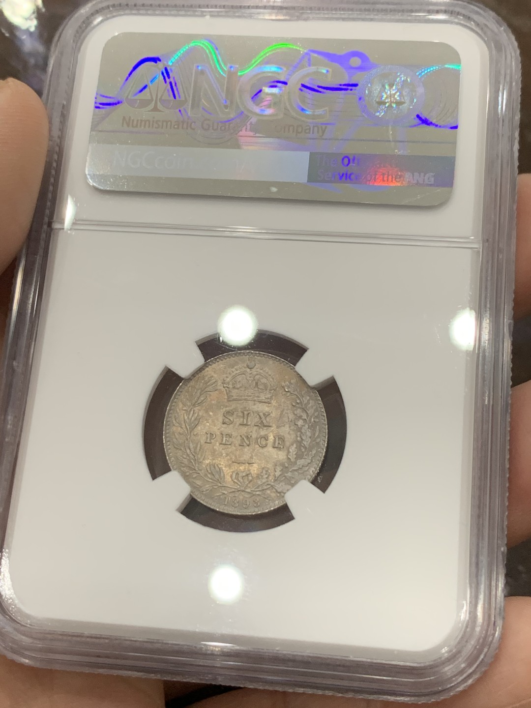 《竞宝斋》第111场-周日，周一 ，2场连拍（全场包邮） NGC MS63 英国 1893年 维多利亚 批纱版 6便士 银币 深五彩包浆 SIX版 难得