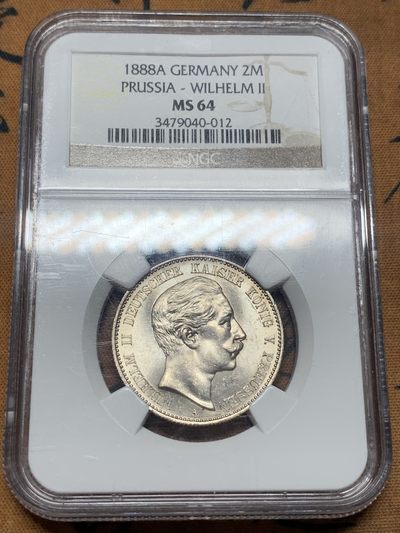《竞宝斋》第111场-周日，周一 ，2场连拍（全场包邮） - 收藏级！NGC-MS64，德国普鲁士1888三皇之年威廉二世短翅2马克银币，德系马克名誉品！丝绸转光，鹰羽细节锐利