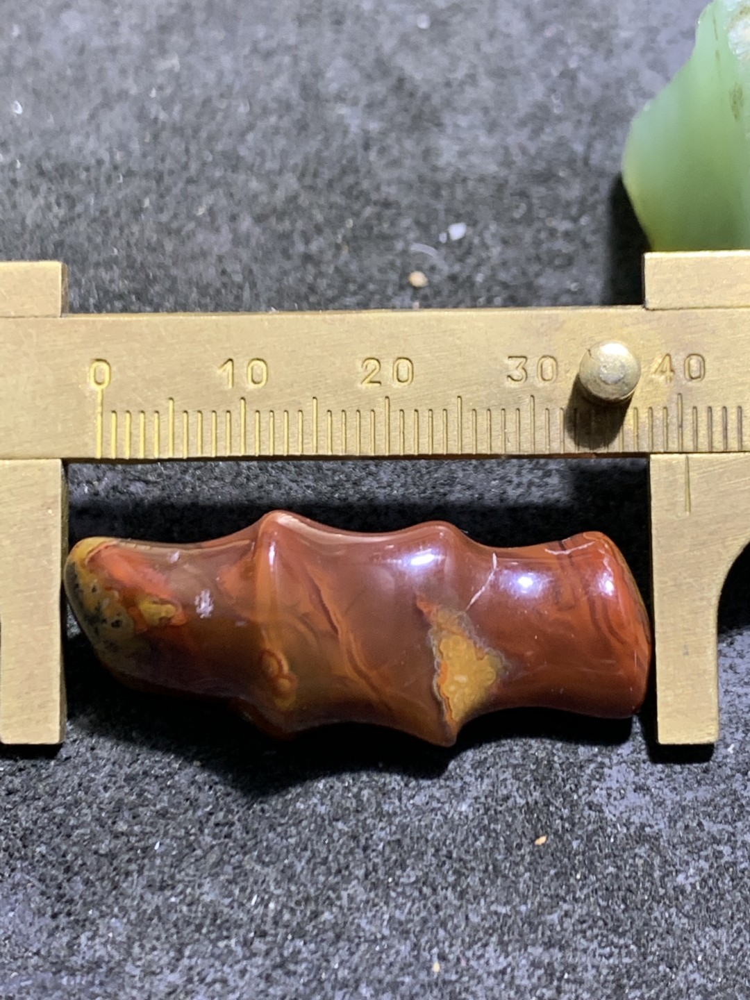 战国红玛瑙雕刻竹节通货吊坠一个，