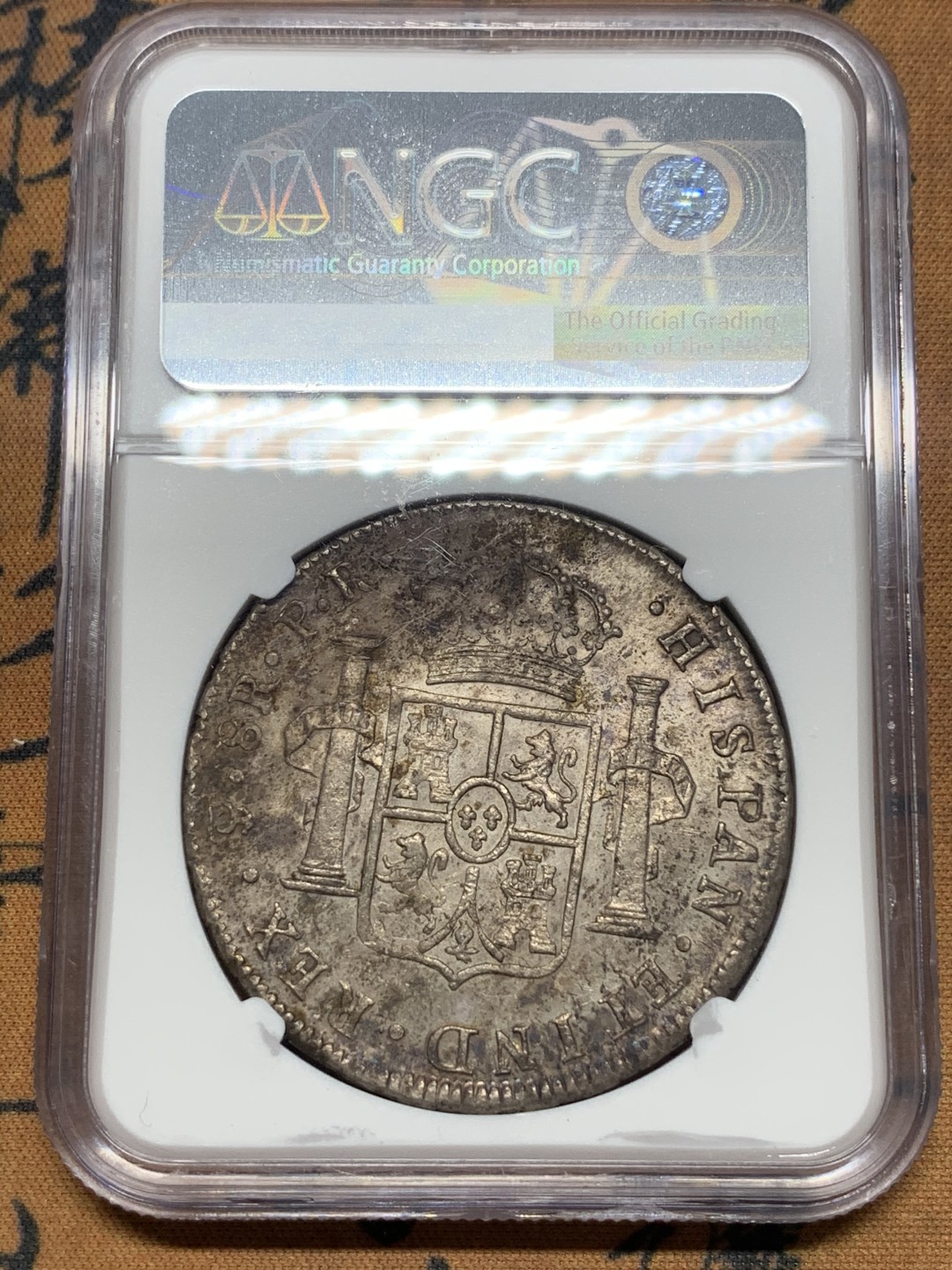 《竞宝斋》第111场-周日，周一 ，2场连拍（全场包邮） NGC UNC 玻利维亚 1787年 卡三 双柱大银币 标签为包浆等同于P97标签，可收藏