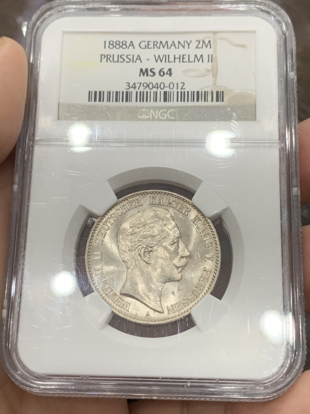 《竞宝斋》第111场-周日，周一 ，2场连拍（全场包邮） 收藏级！NGC-MS64，德国普鲁士1888三皇之年威廉二世短翅2马克银币，德系马克名誉品！丝绸转光，鹰羽细节锐利